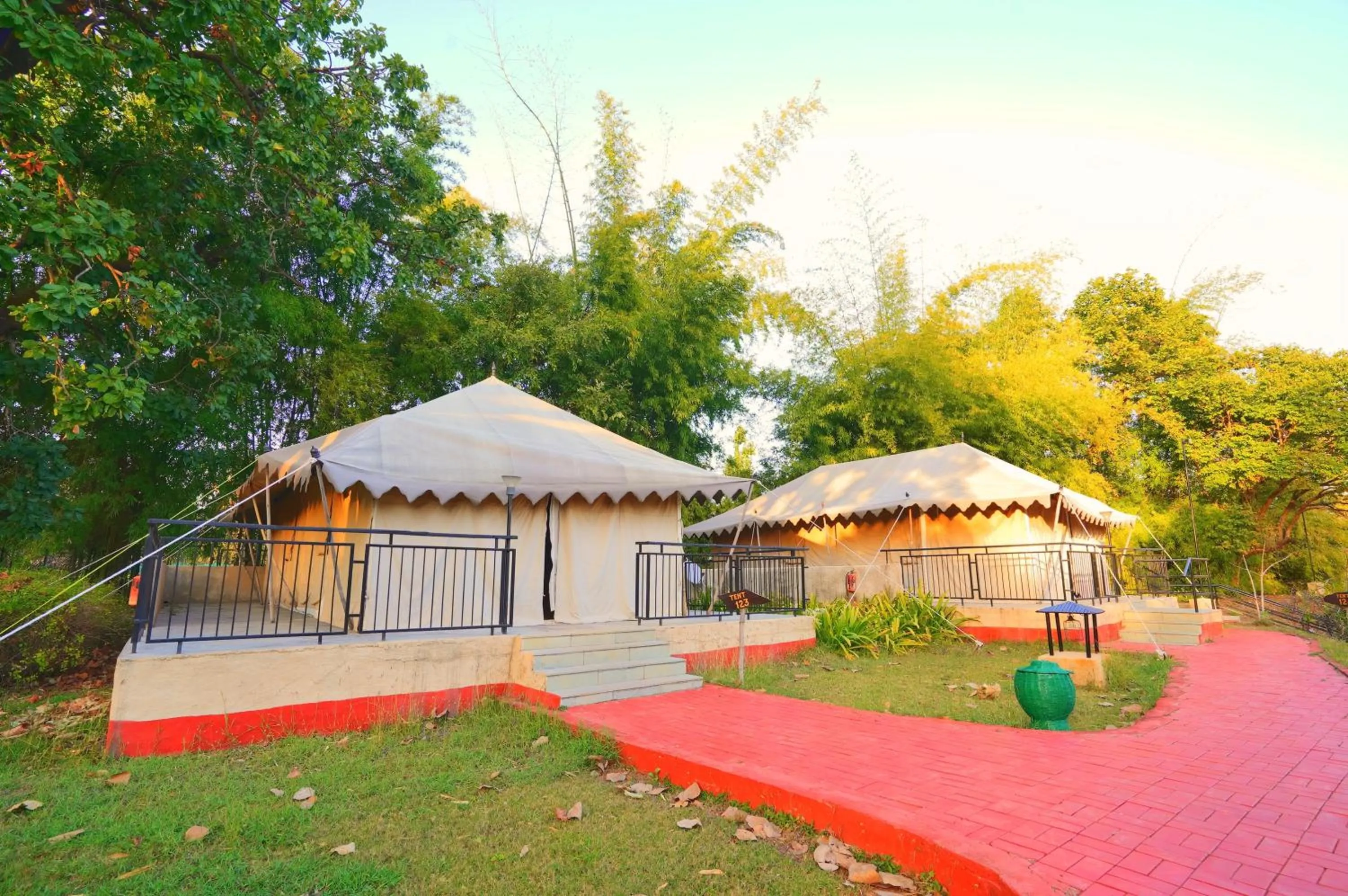 Garden in Bundela Bandhavgarh by Octave