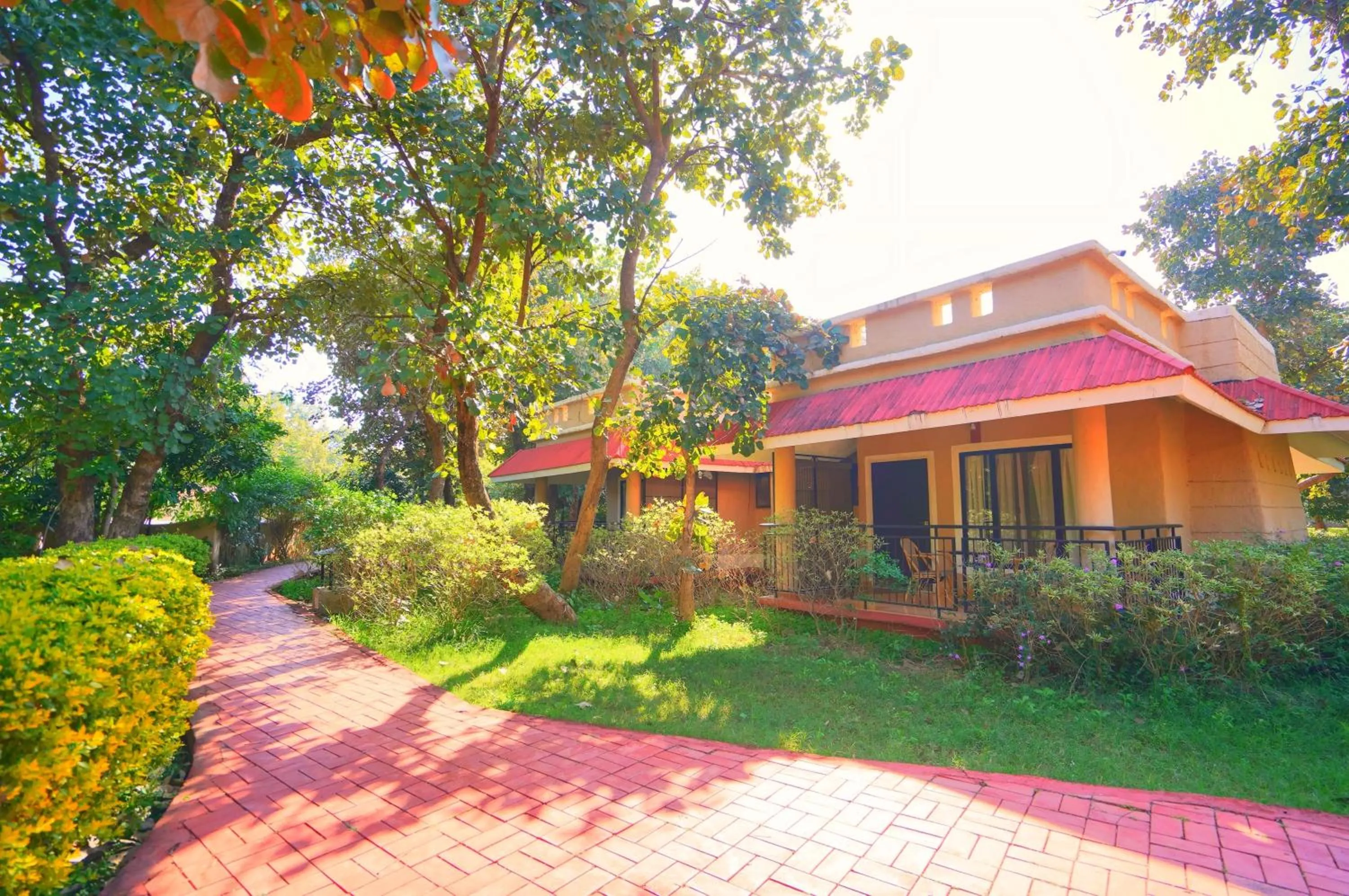 Garden in Bundela Bandhavgarh by Octave