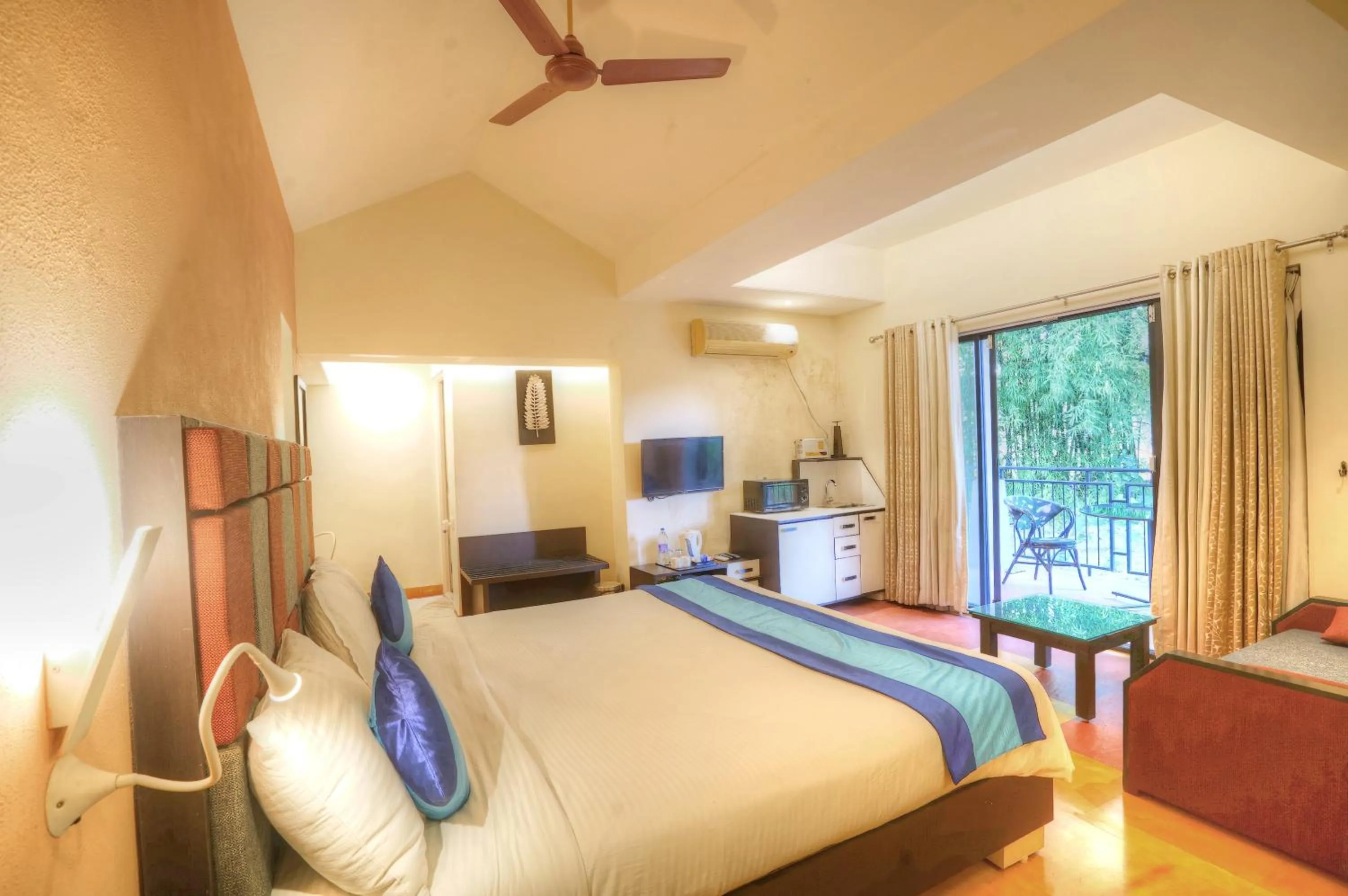 Photo of the whole room in Bundela Bandhavgarh by Octave