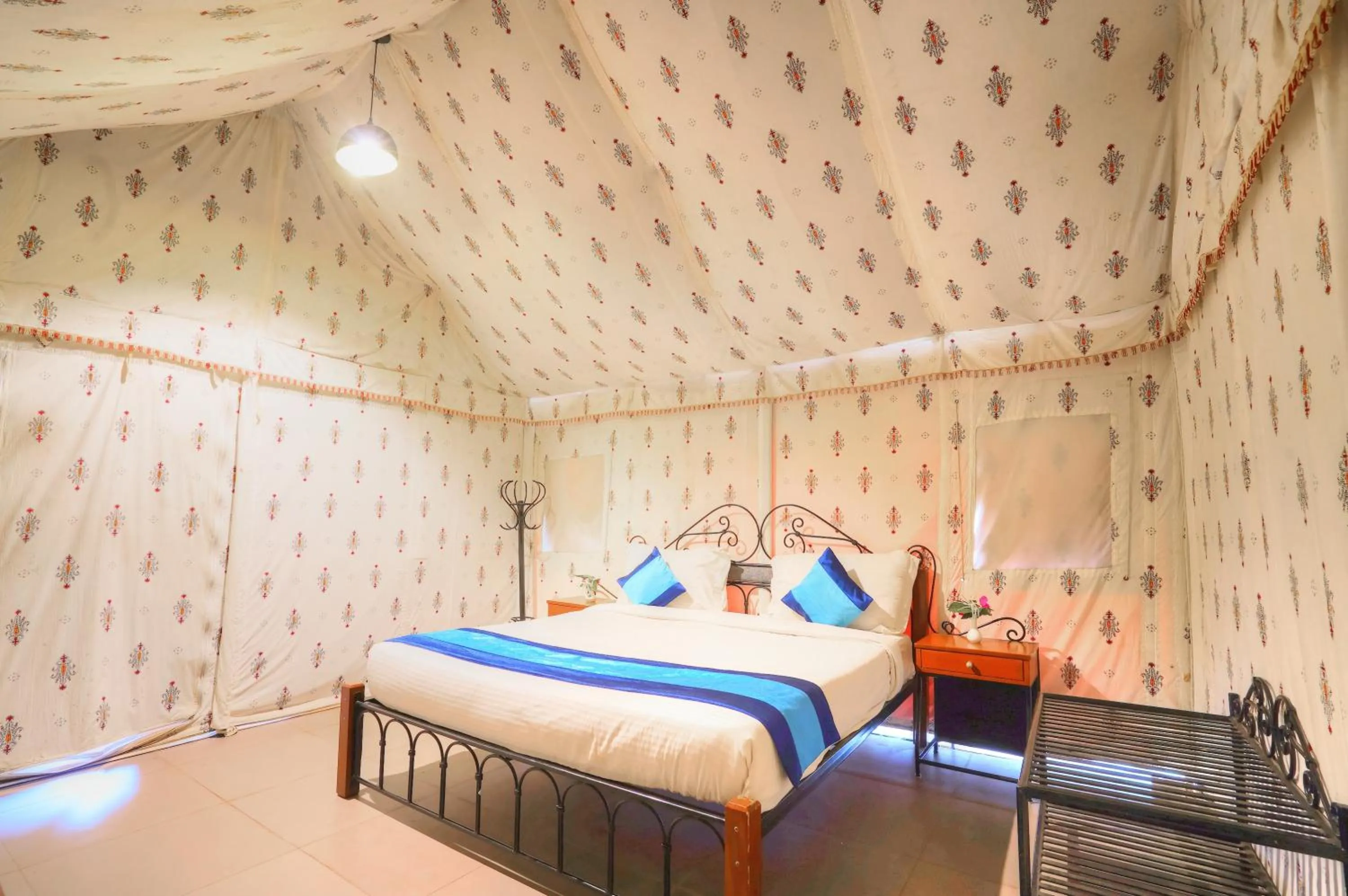 Photo of the whole room in Bundela Bandhavgarh by Octave