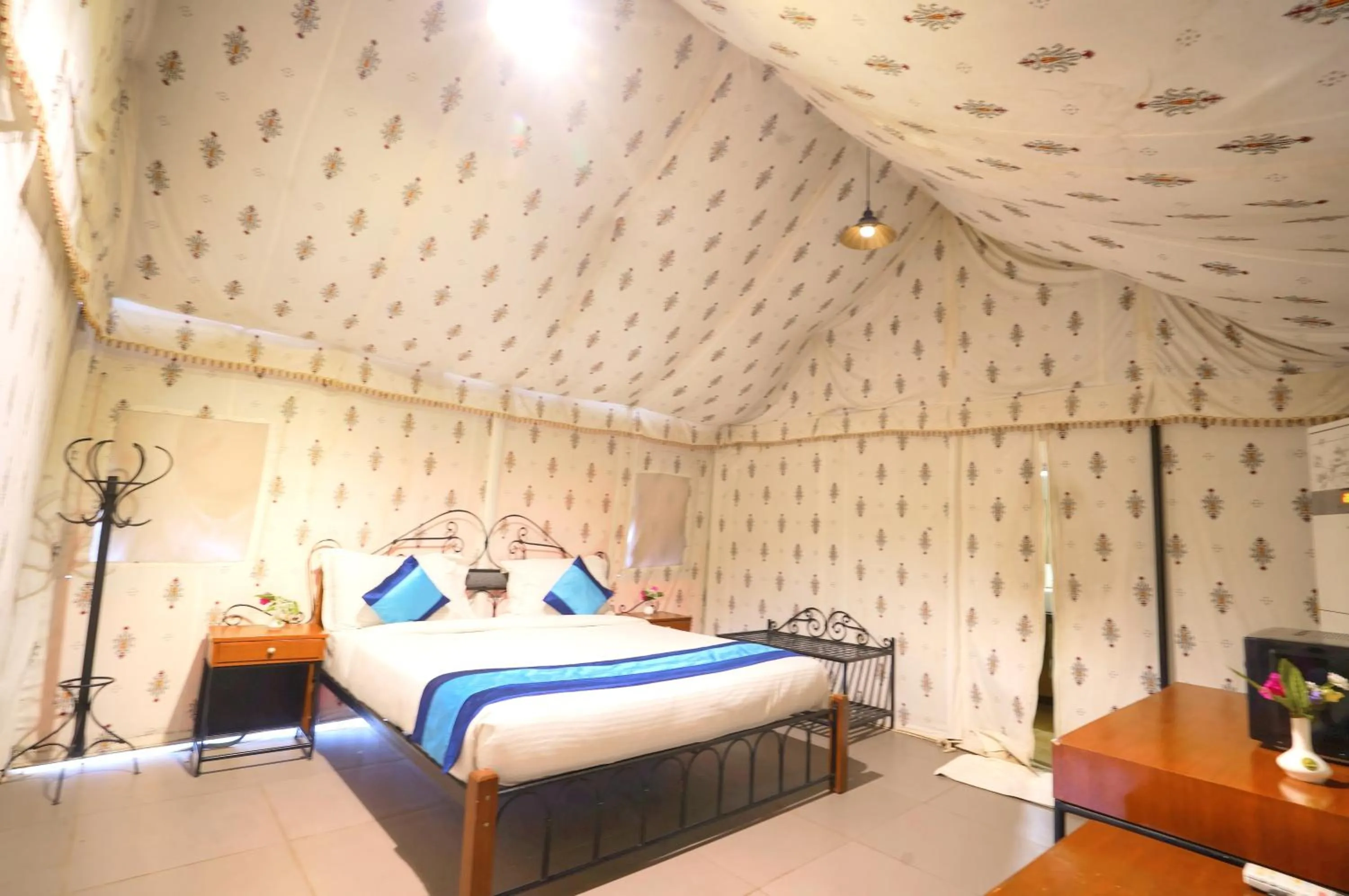 Photo of the whole room in Bundela Bandhavgarh by Octave