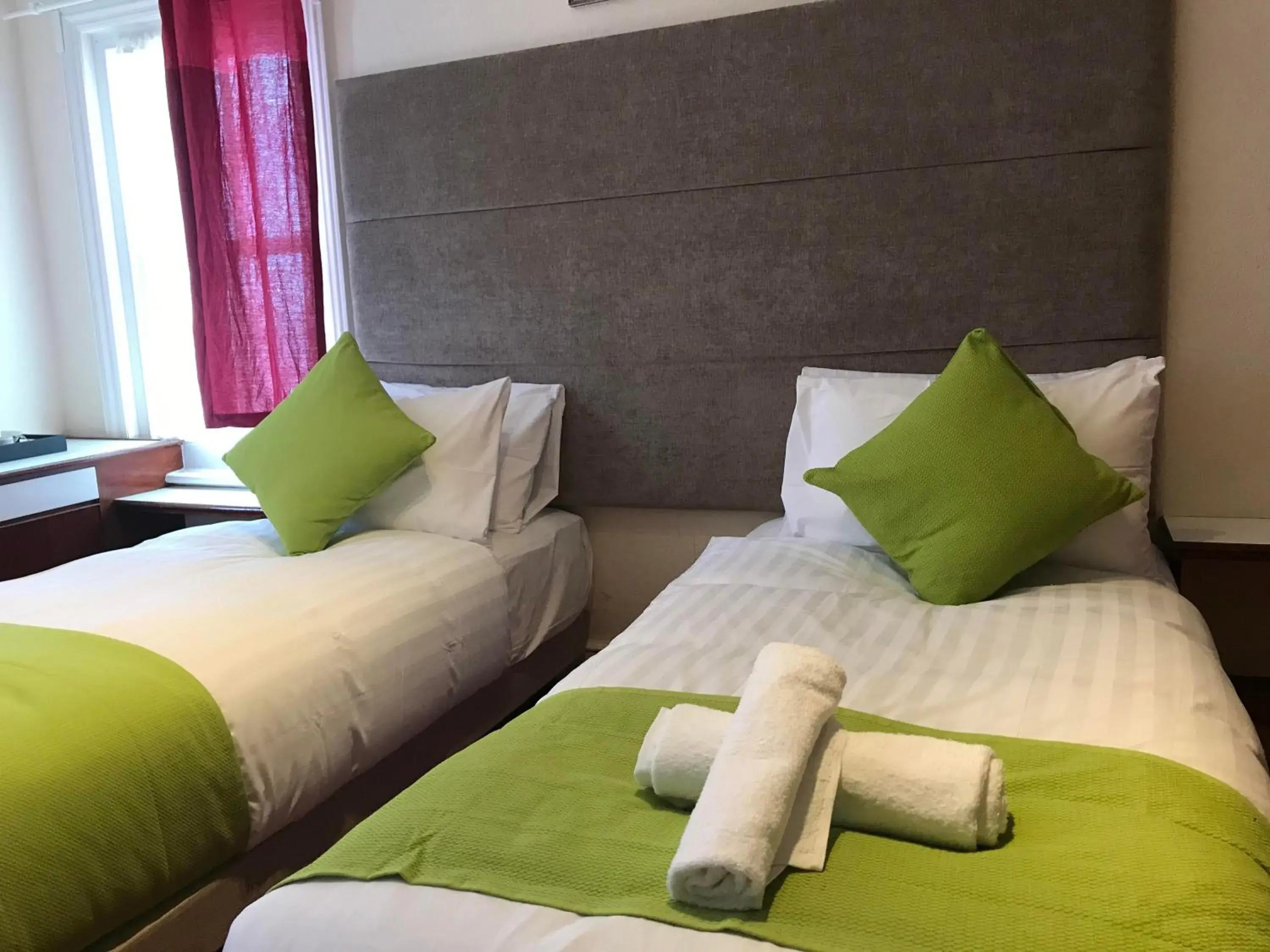 Twin Room with Private Bathroom in Pearl & Pebbles Eastbourne Twin Room with Private Bathroom in Pearl & Pebbles Eastbourne