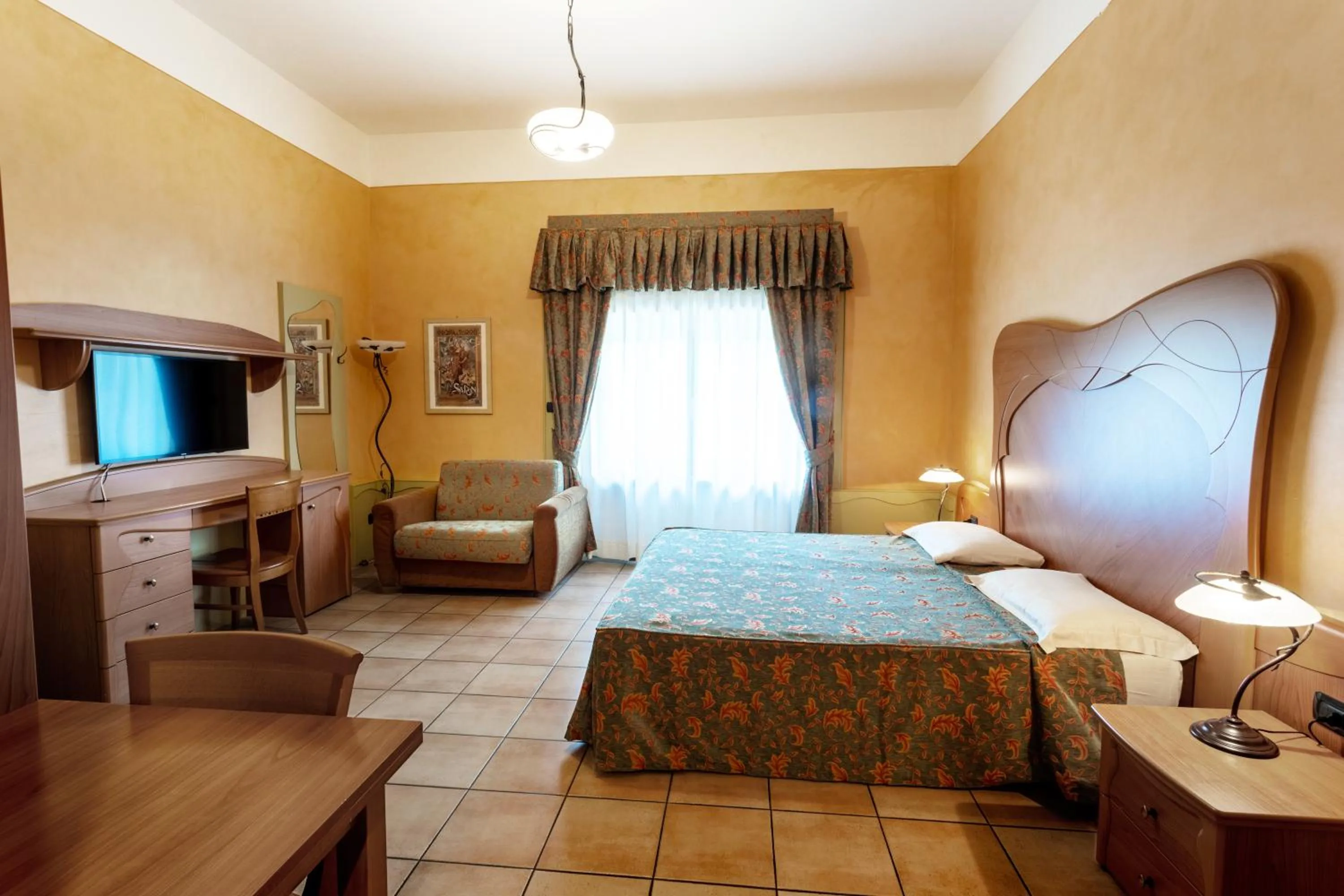 Photo of the whole room, Bed in Residence Liberty