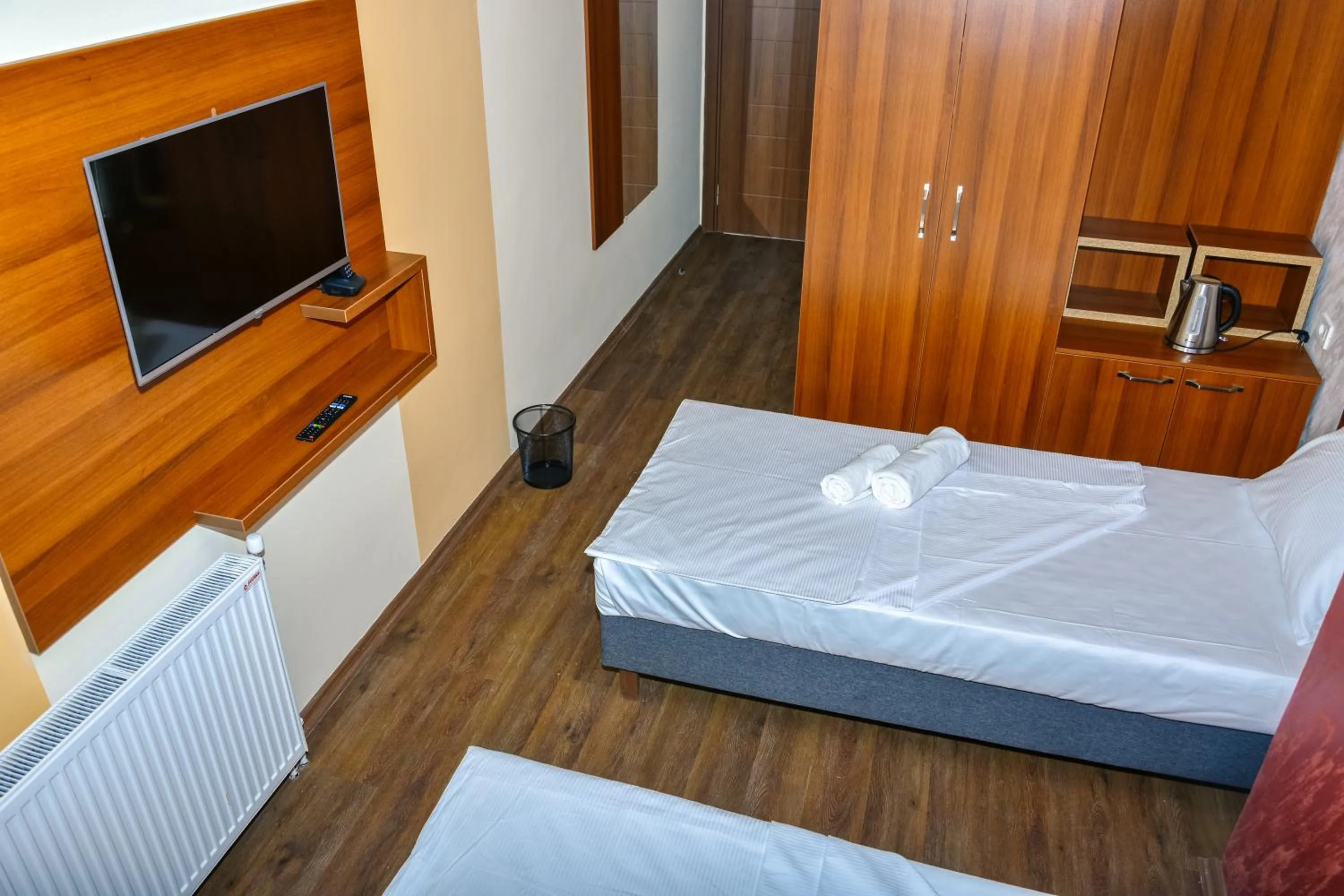 TV and multimedia, Bed in Hotel Story