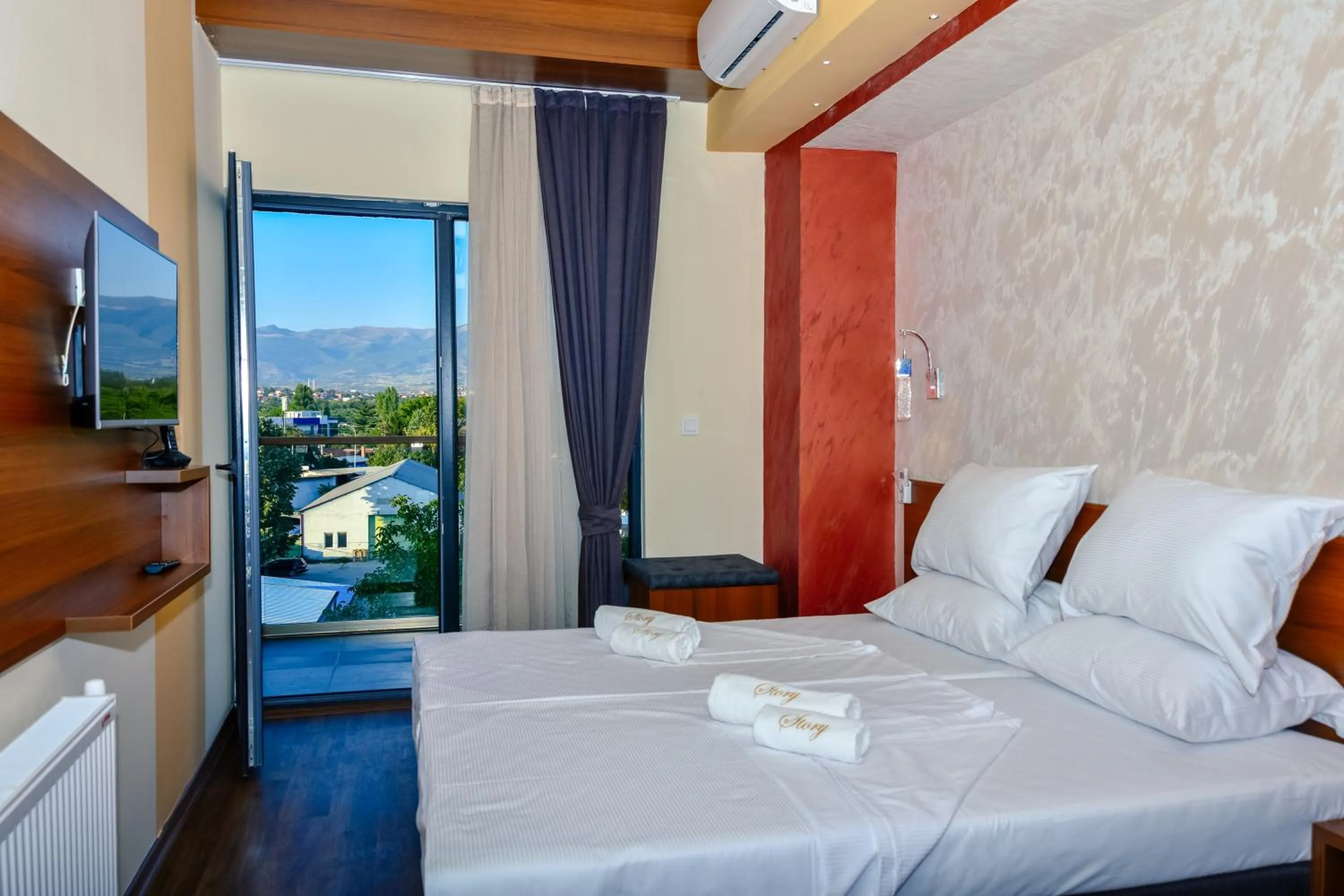 TV and multimedia, Bed in Hotel Story