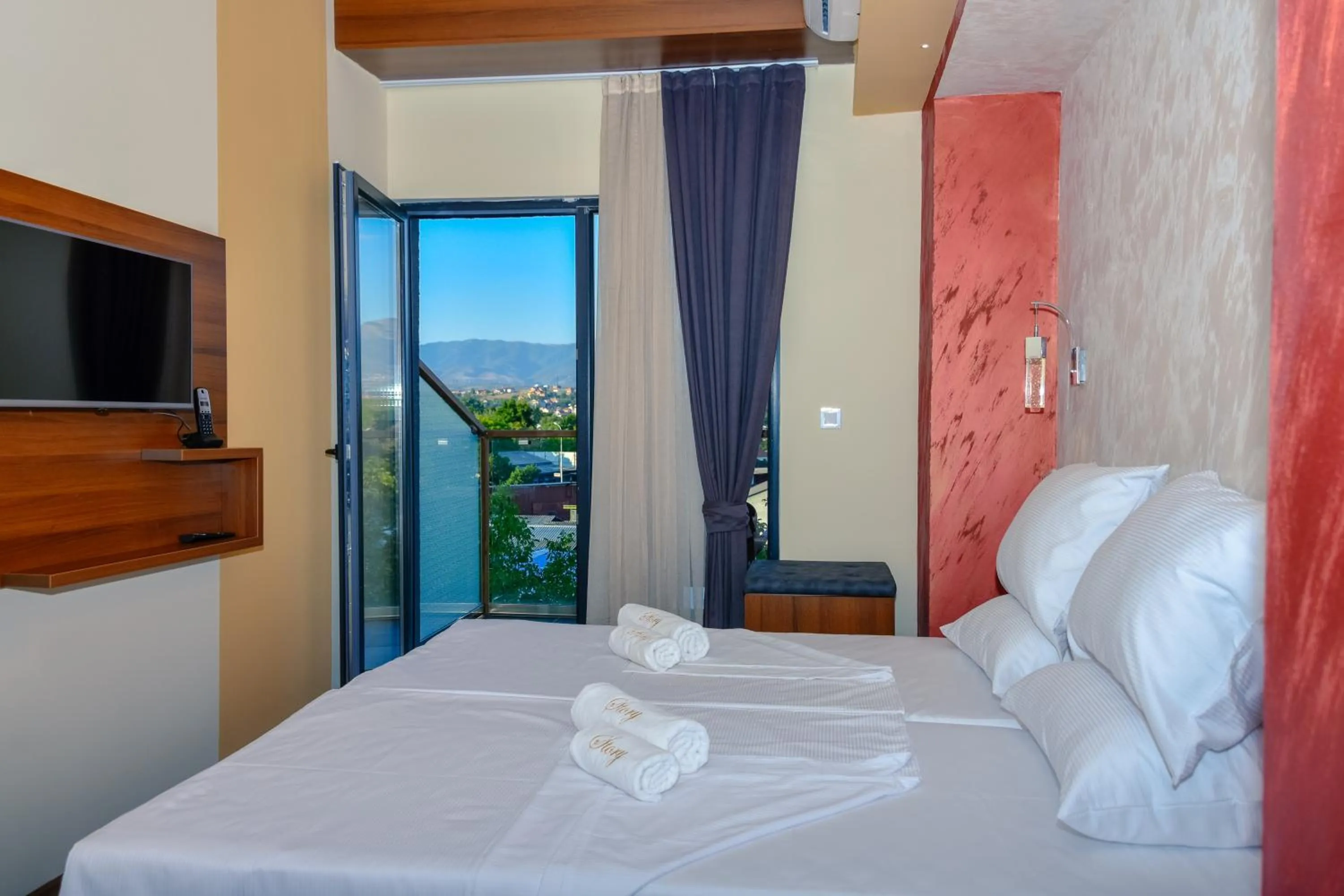 TV and multimedia, Bed in Hotel Story