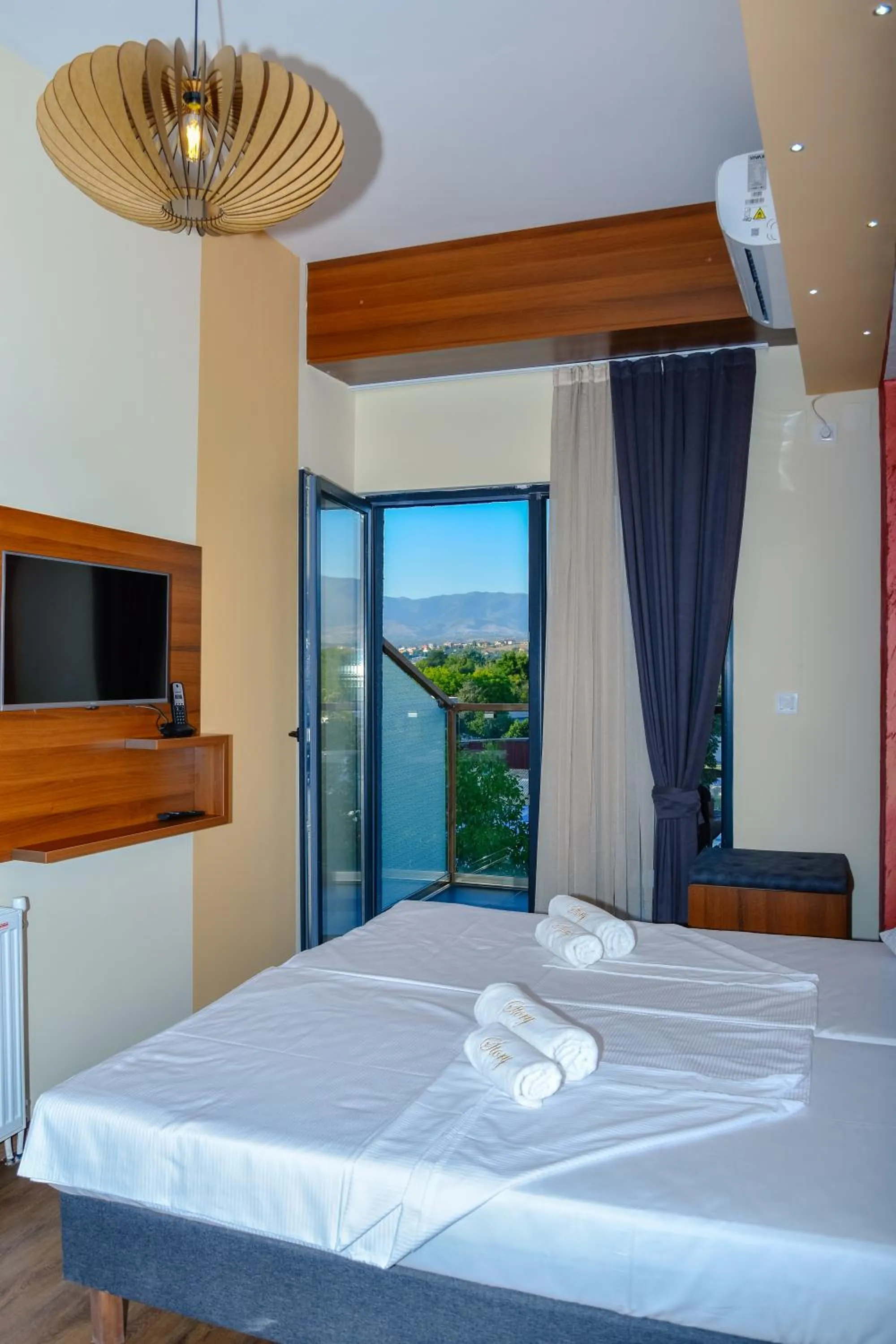 TV and multimedia, Bed in Hotel Story