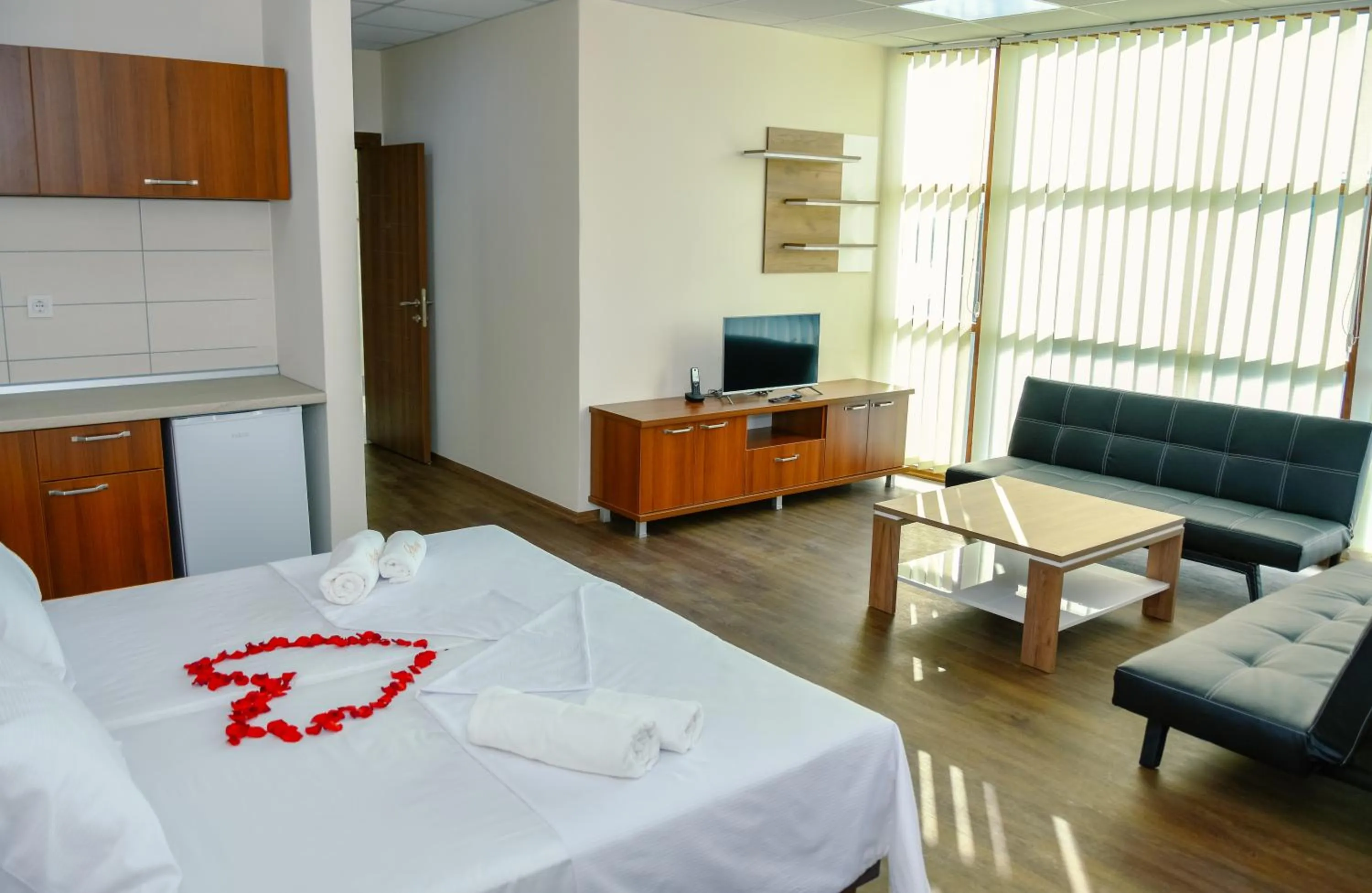 Communal lounge/ TV room, Bed in Hotel Story