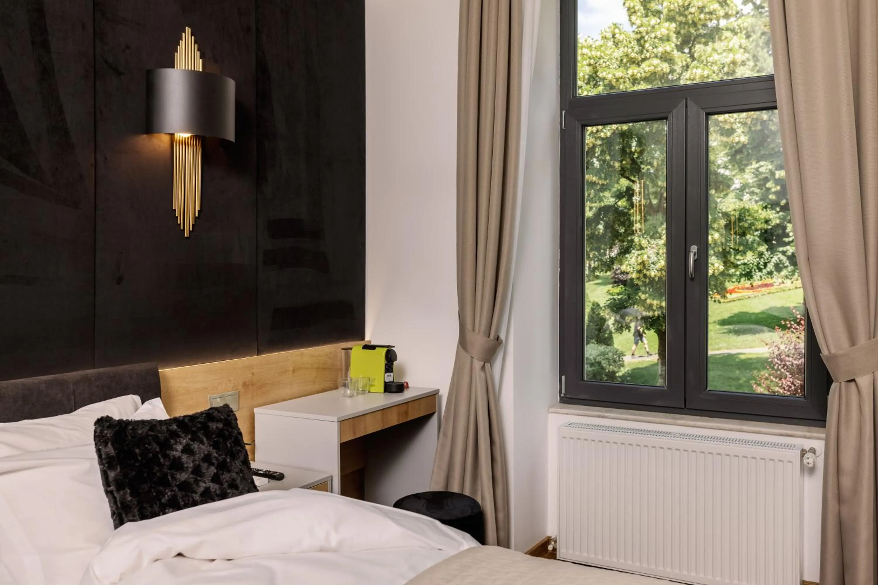 Photo of the whole room, Bed in Haller Boutique