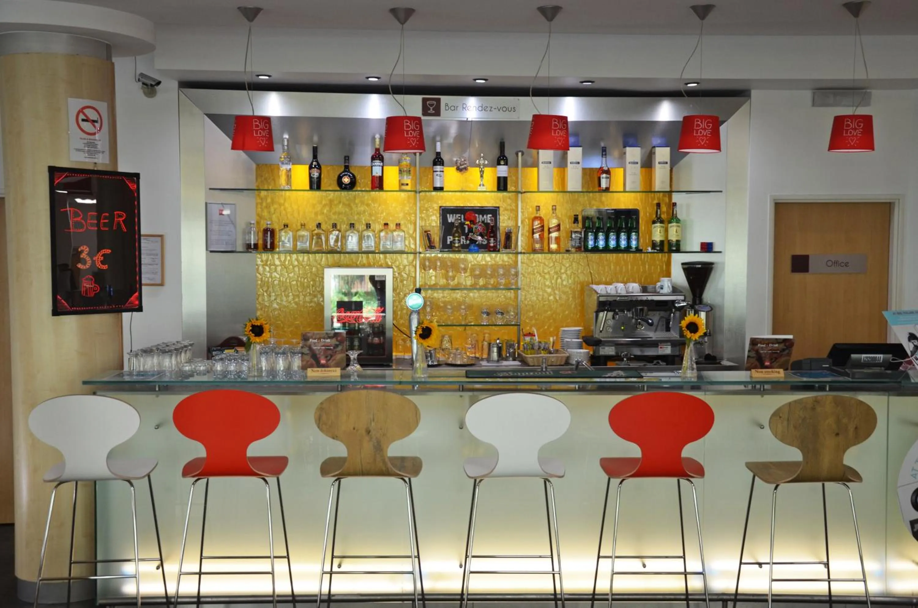 Lounge or bar in Ibis Győr