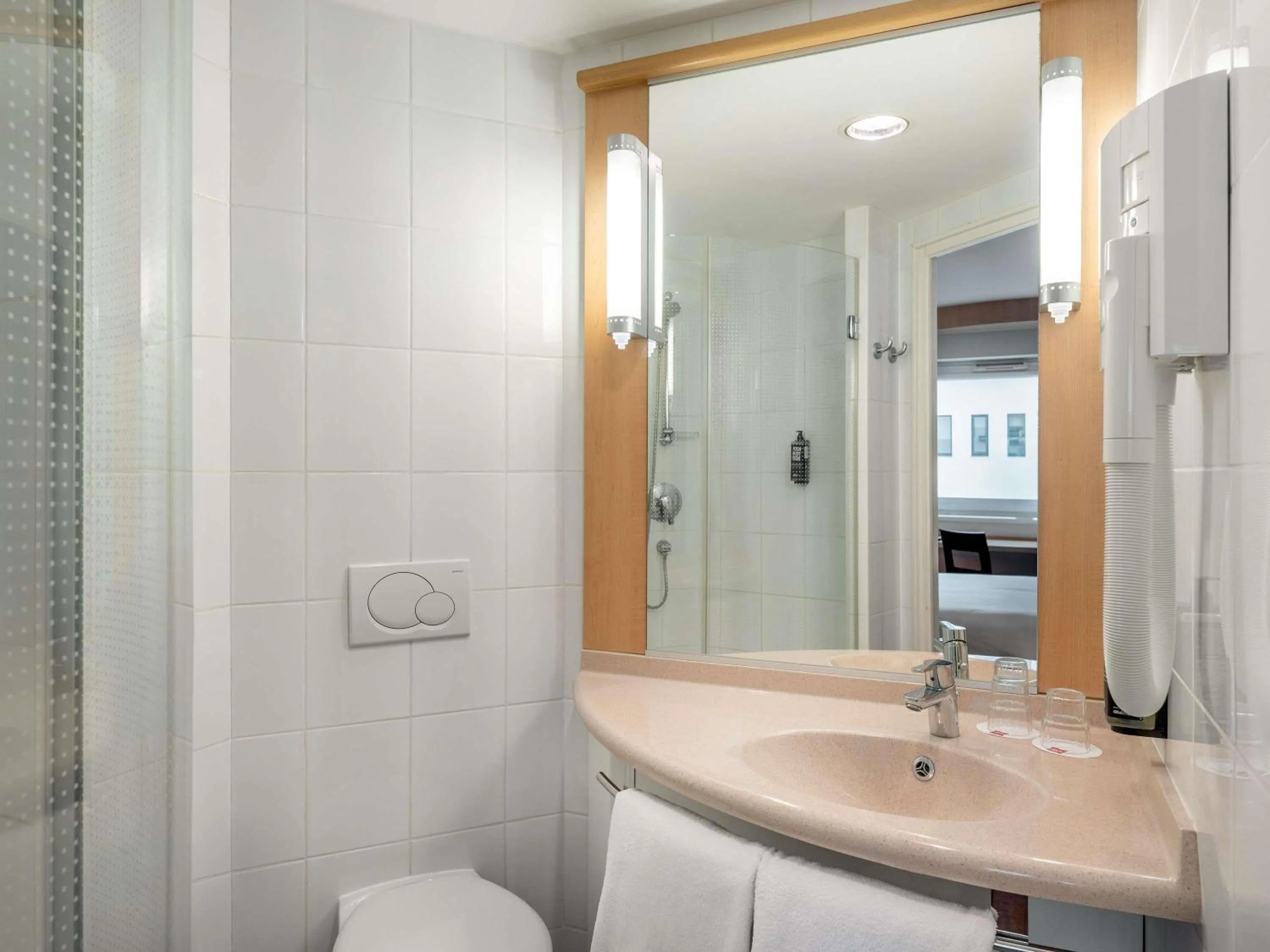 Bedroom in Ibis Győr