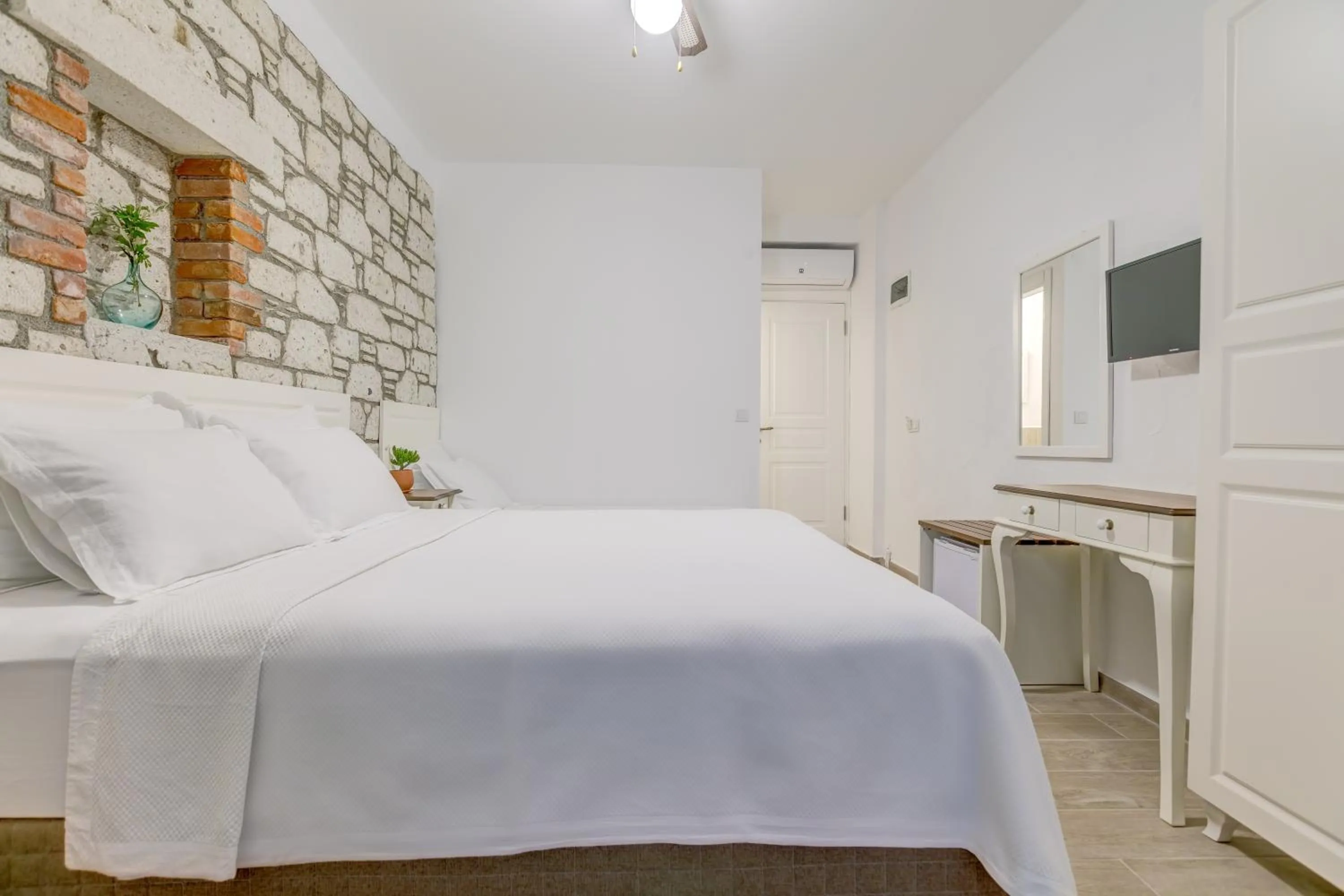 Photo of the whole room, Bed in Alacati Fora Bella