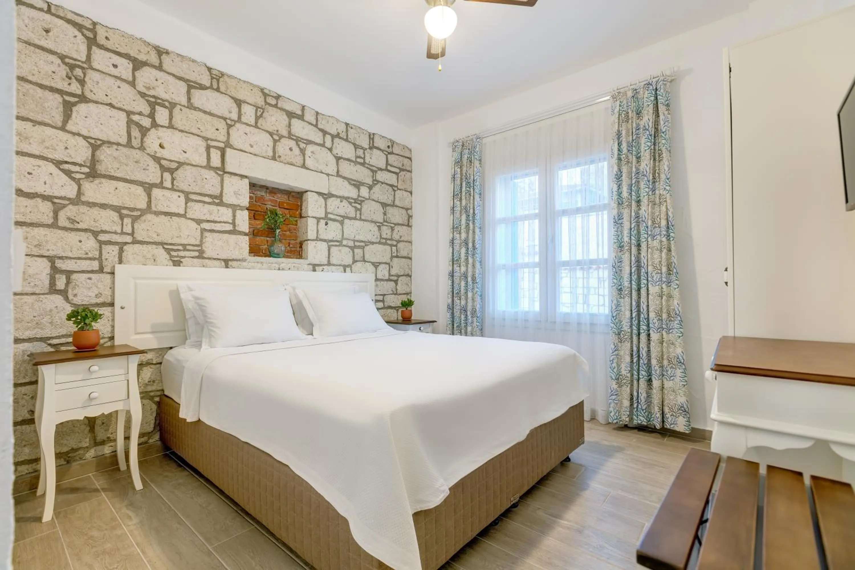 Photo of the whole room, Bed in Alacati Fora Bella