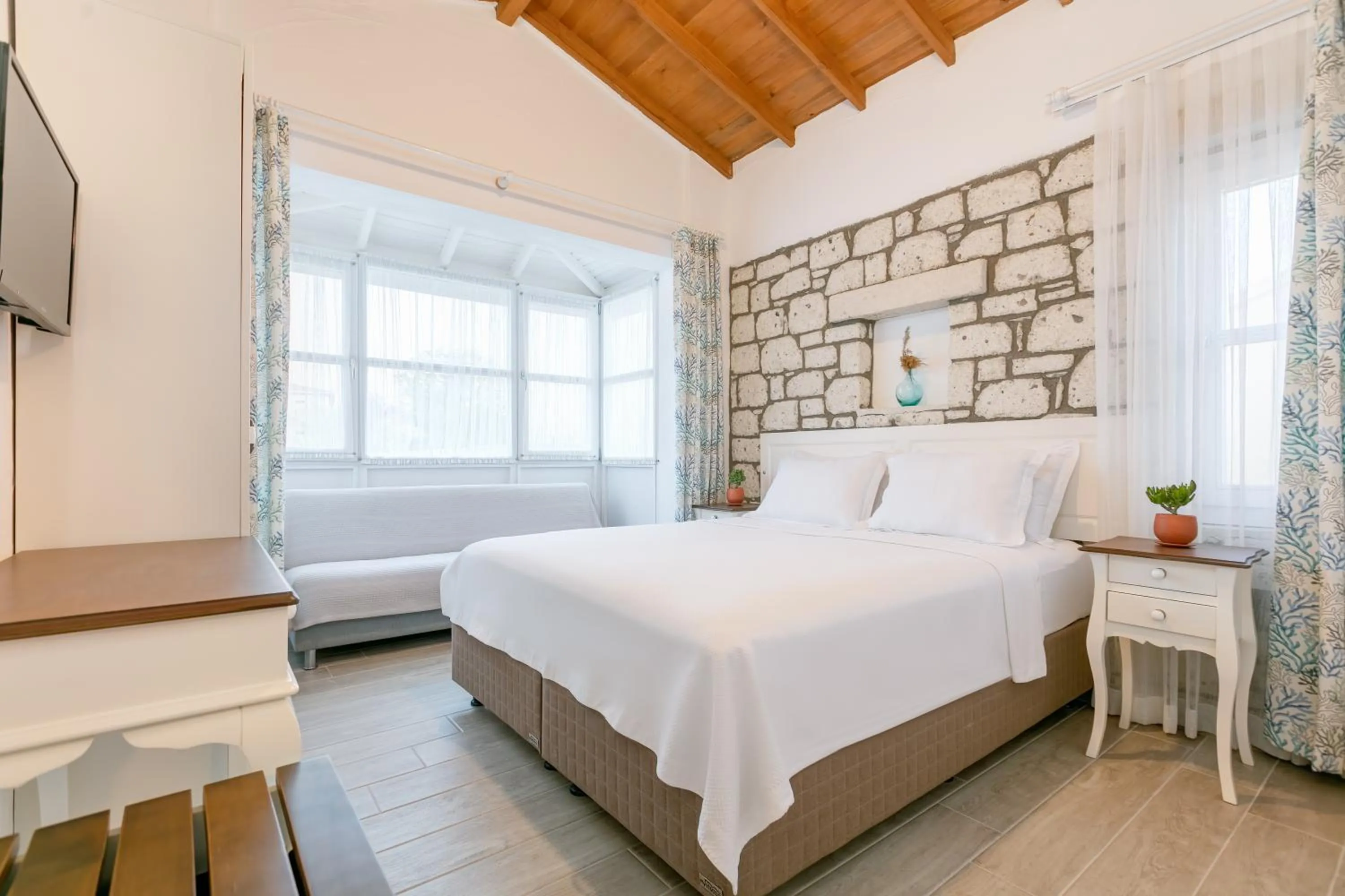 Photo of the whole room, Bed in Alacati Fora Bella