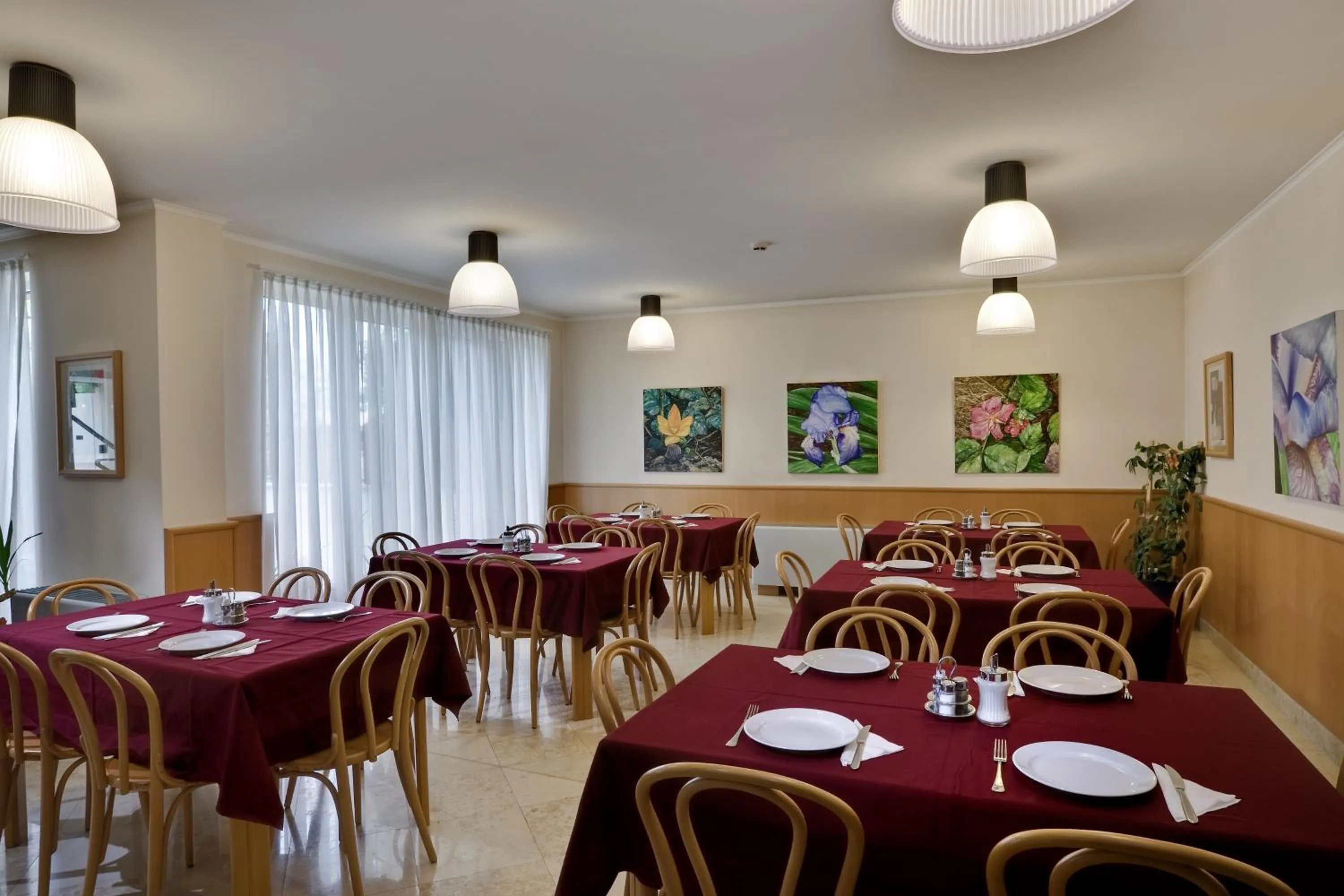 Restaurant/places to eat in Jagelló Business Hotel