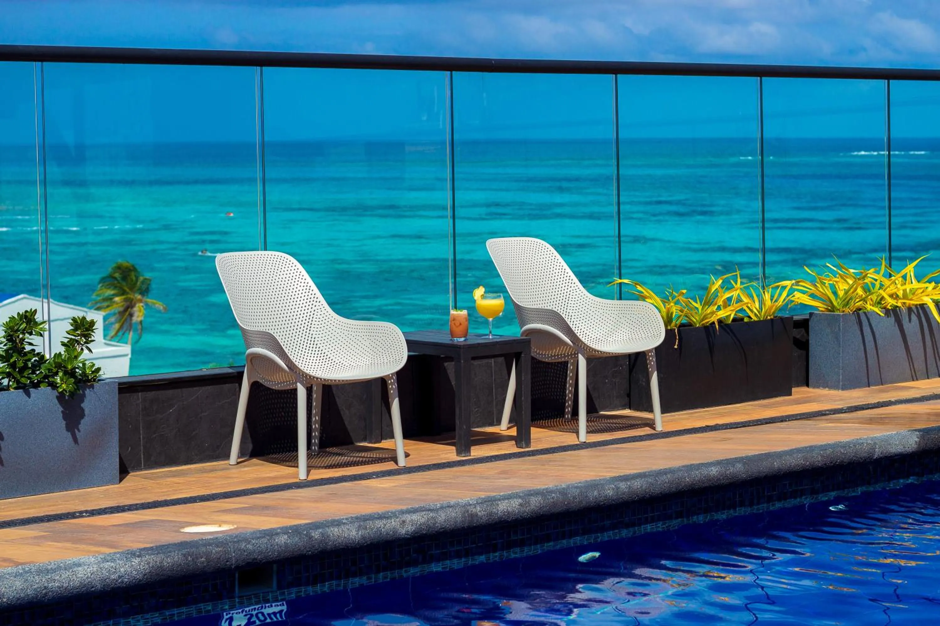 Swimming pool in Sea Avenue Hotel