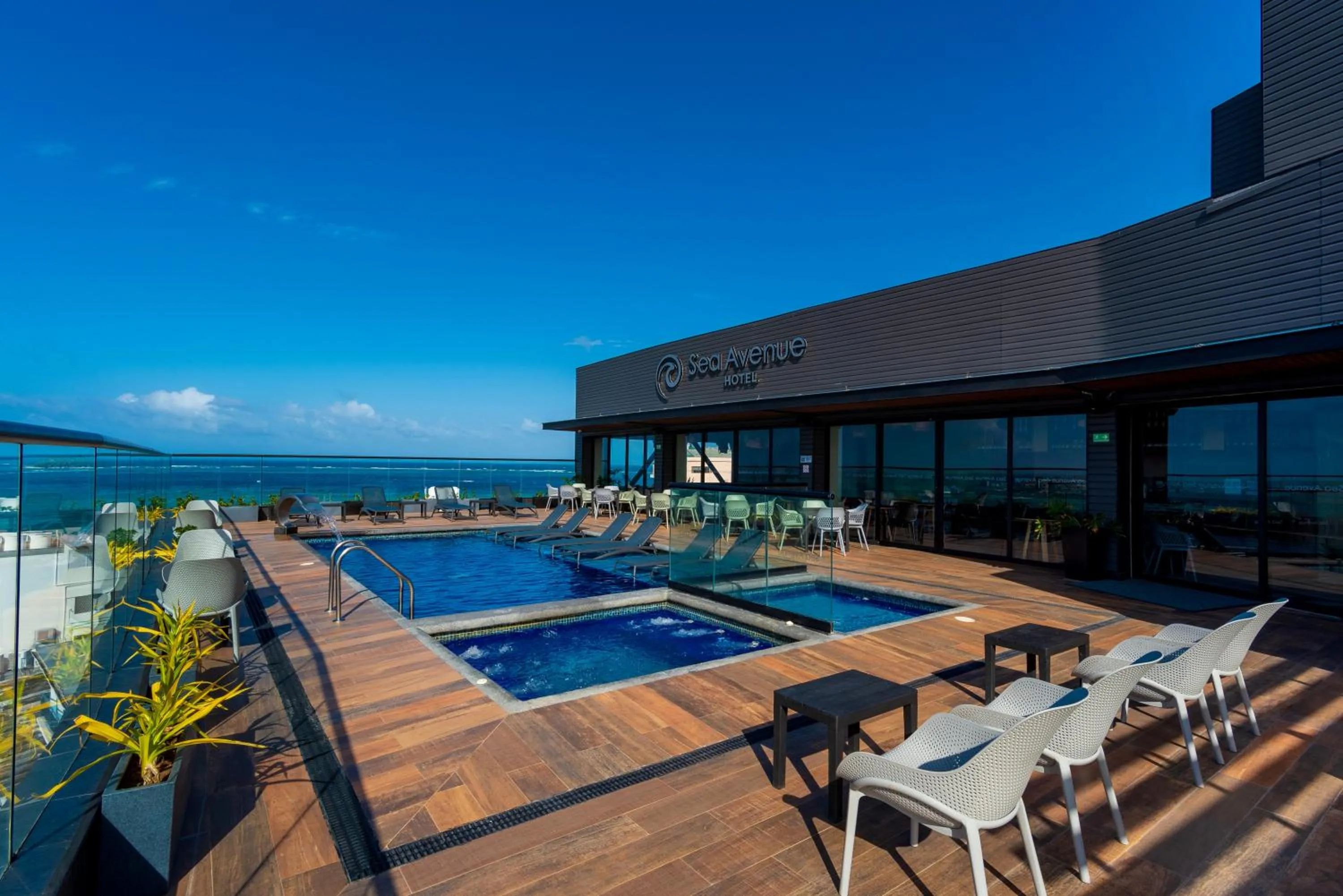 Swimming pool in Sea Avenue Hotel