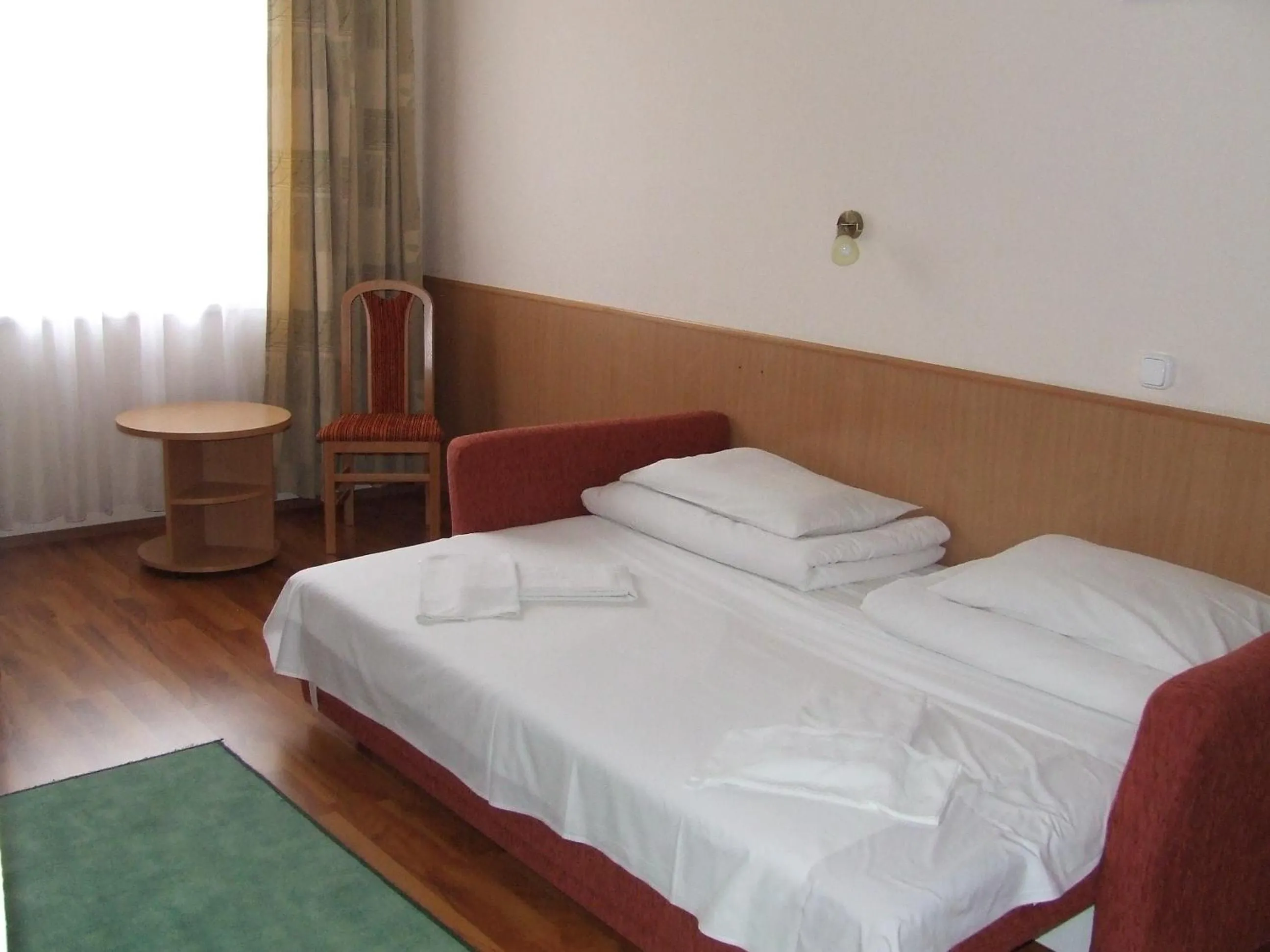 Bedroom, Bed in Hotel Zuglo