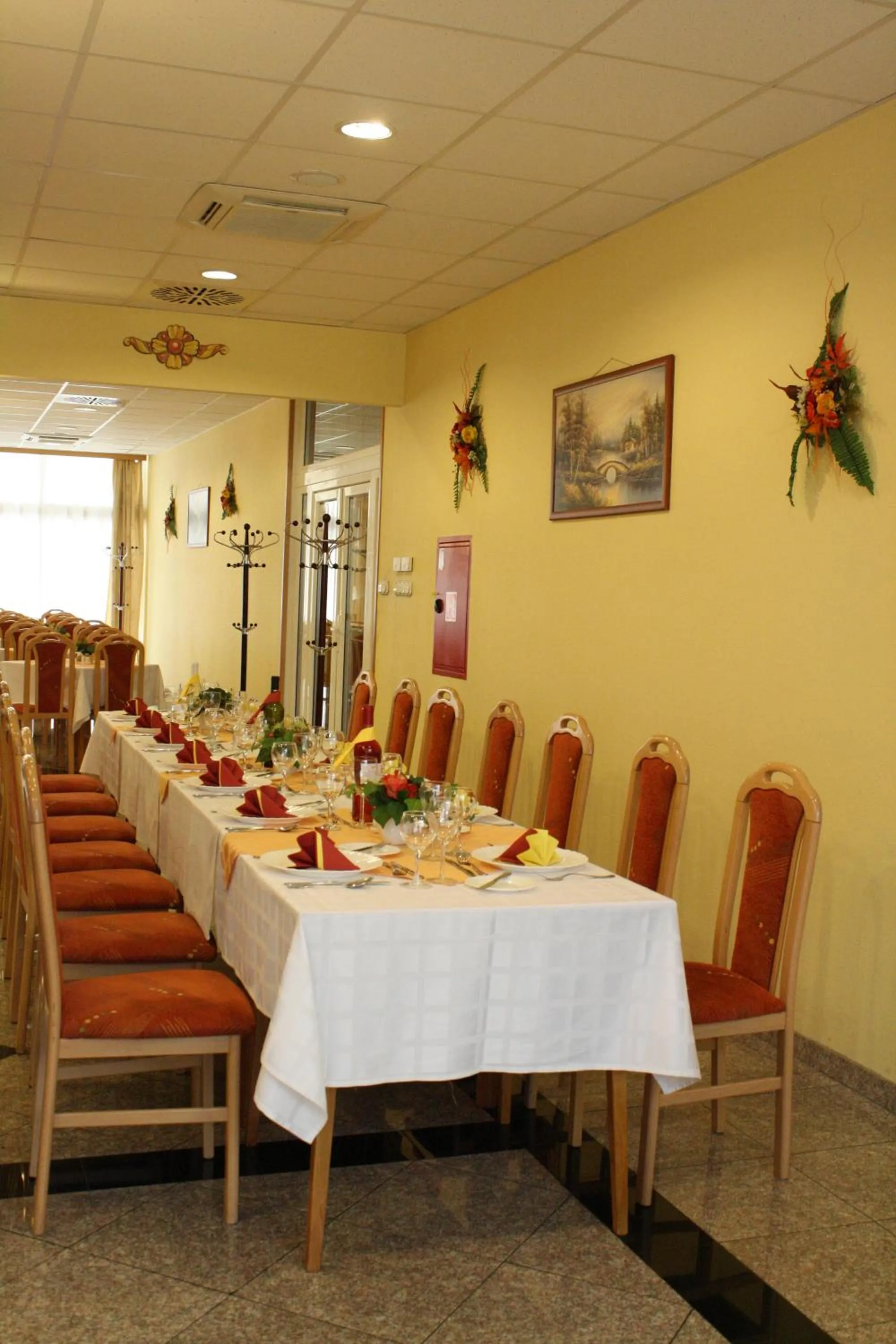 Restaurant/places to eat in Hotel Zuglo