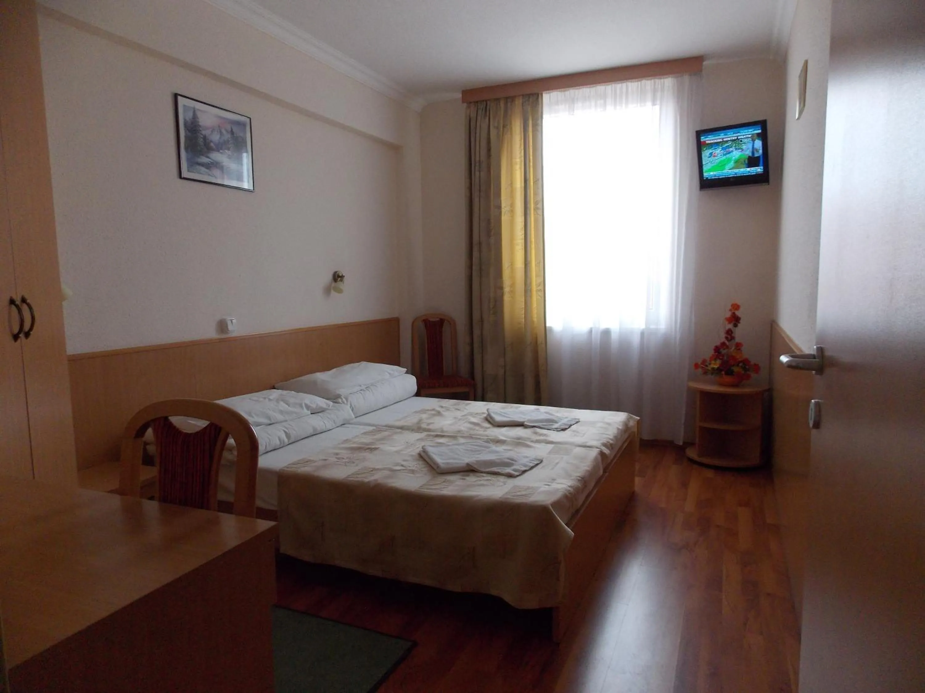 Bedroom, Bed in Hotel Zuglo