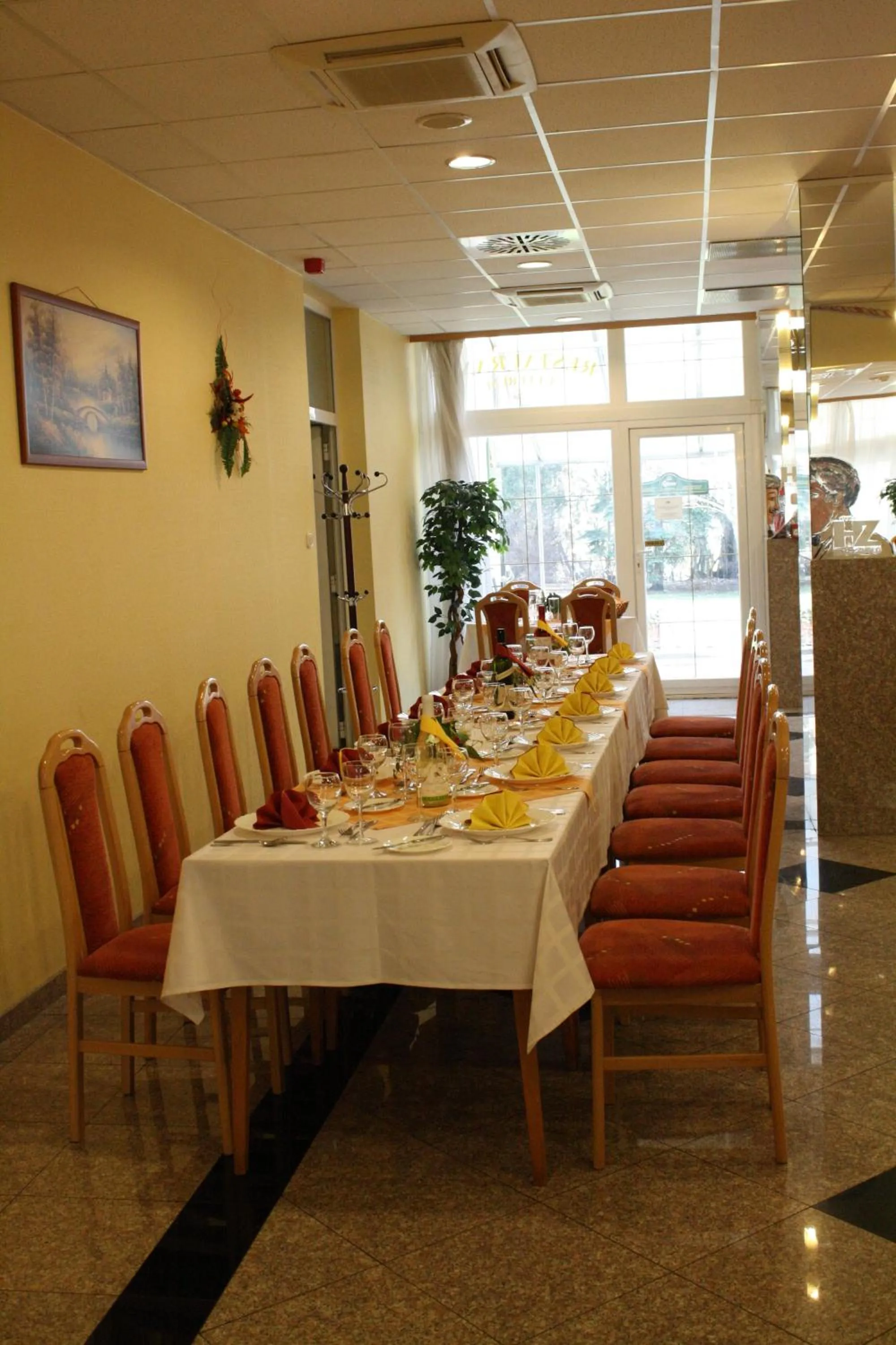 Restaurant/places to eat in Hotel Zuglo