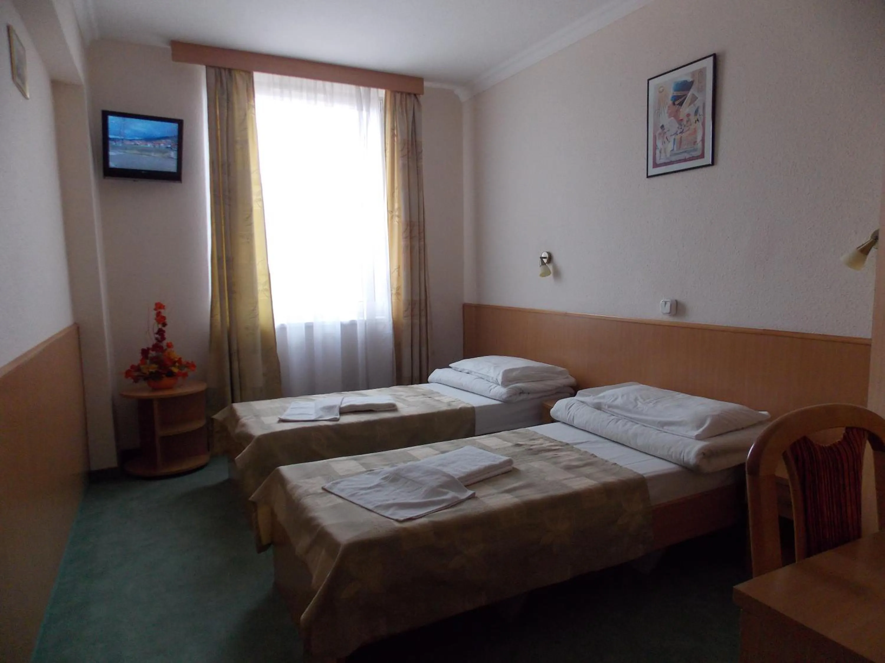 Bedroom, Bed in Hotel Zuglo