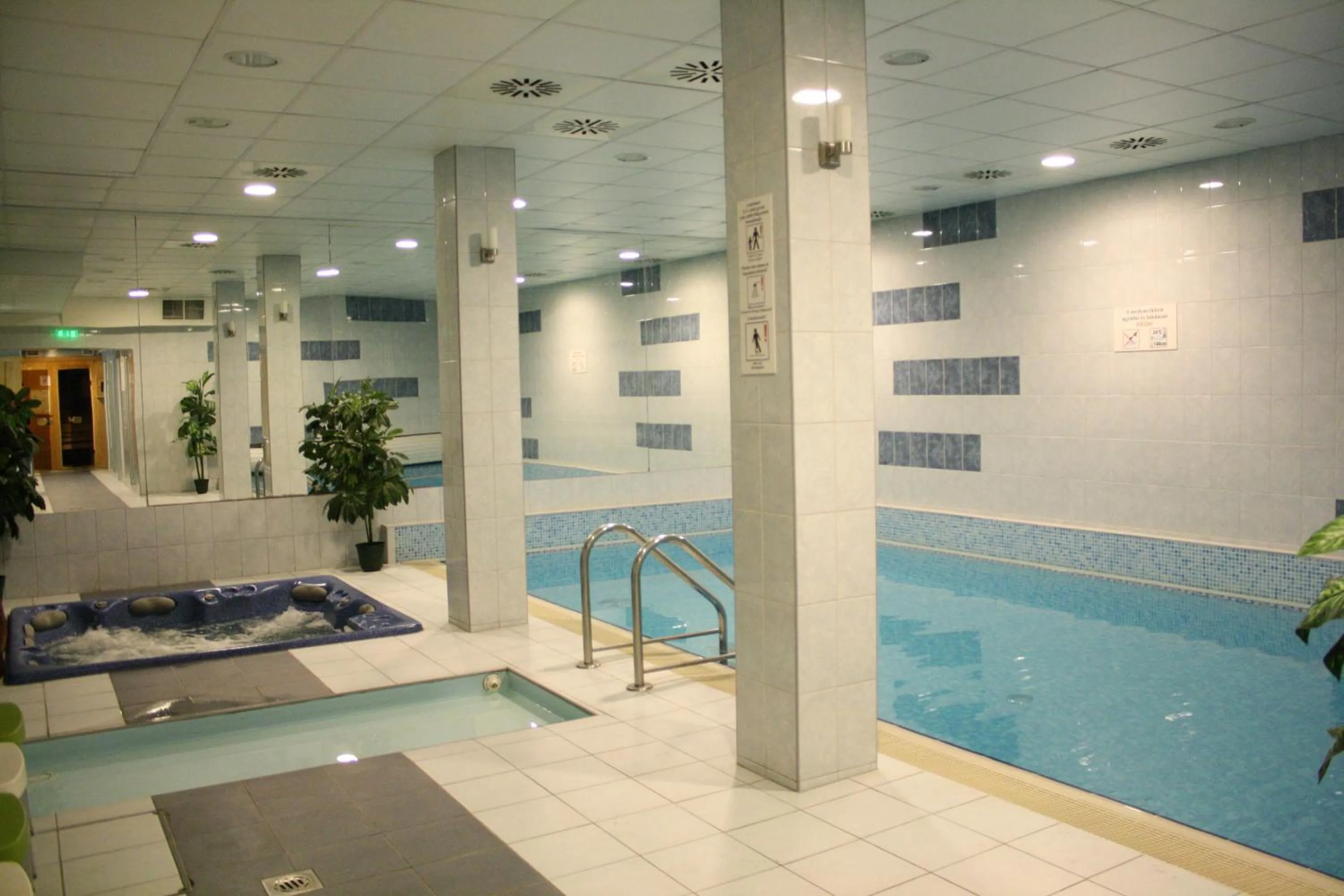 Swimming pool in Hotel Zuglo