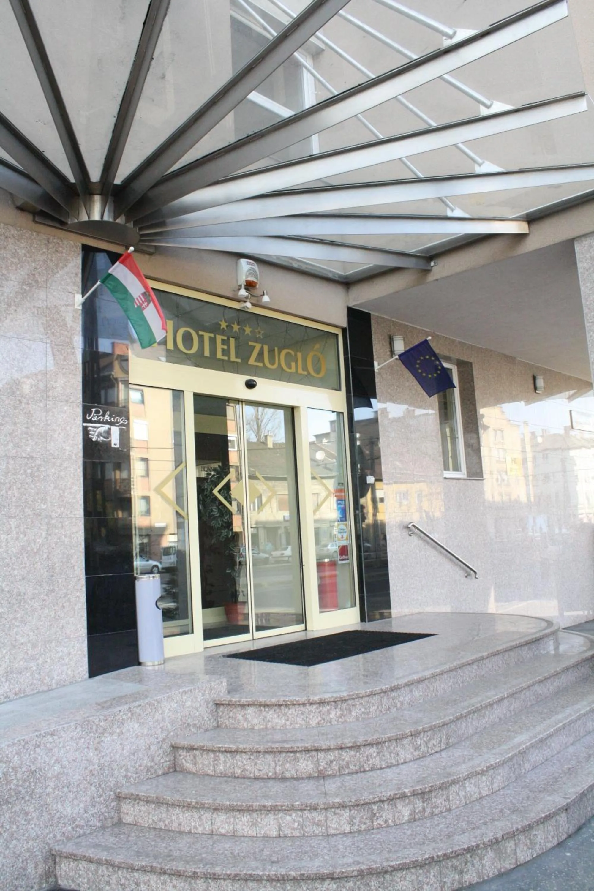 Facade/entrance in Hotel Zuglo