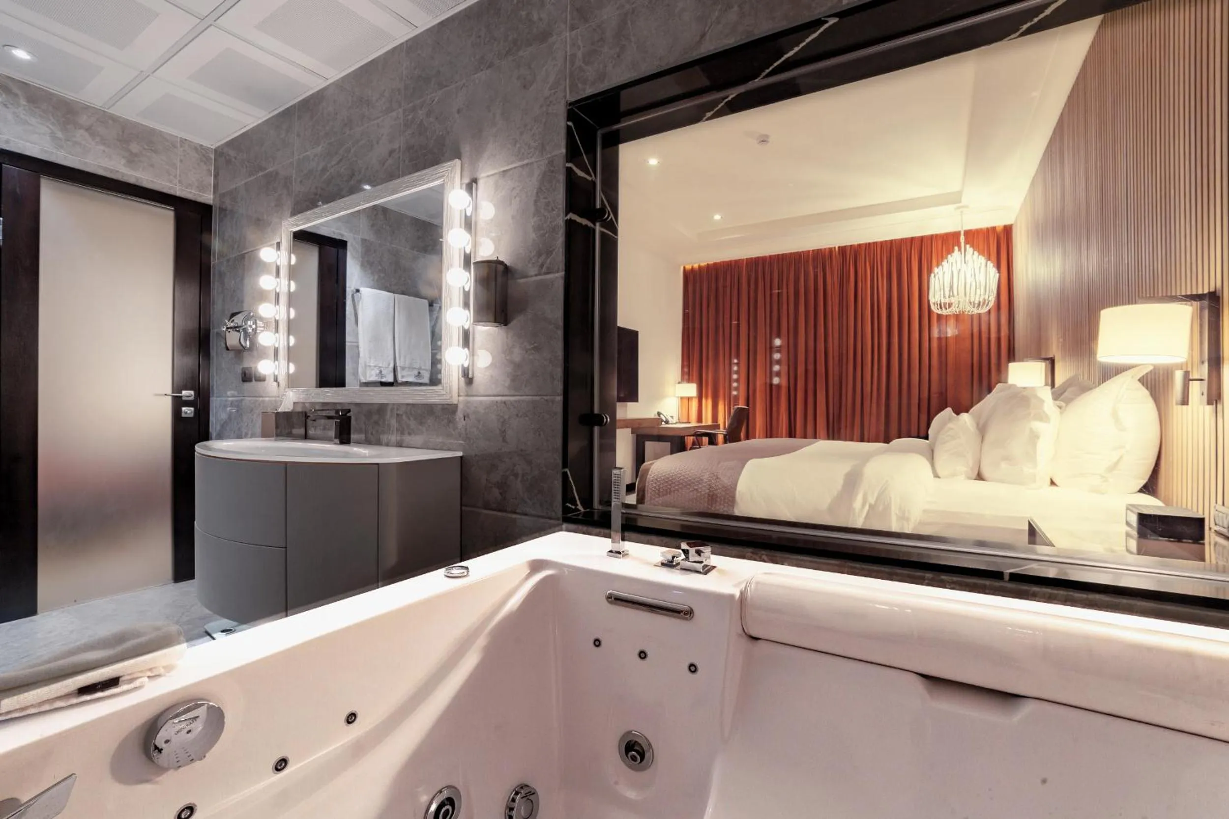 Hot Tub, Bed in D'avenue Boutique Hotel Accra