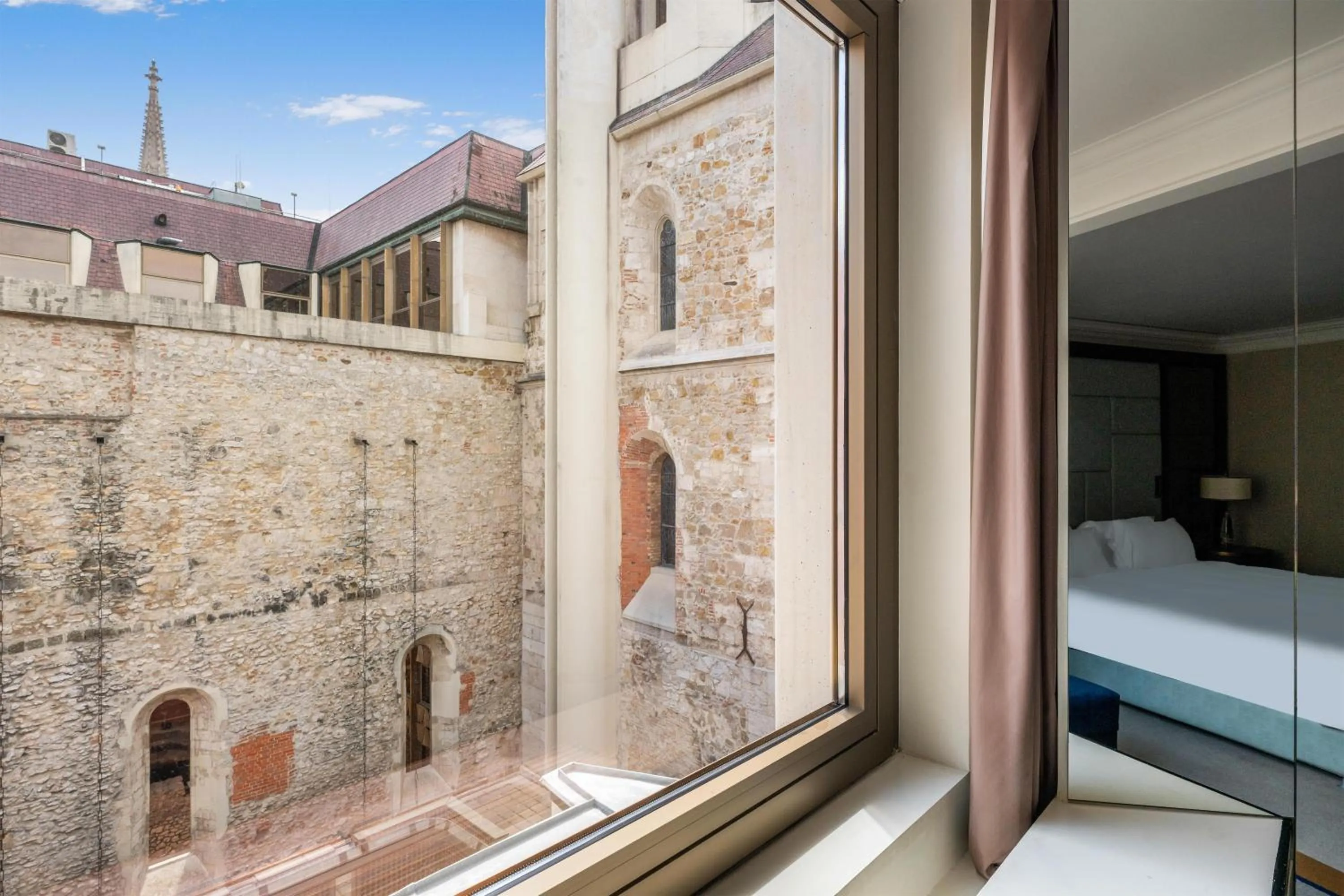 View (from property/room), Bed in Hilton Budapest