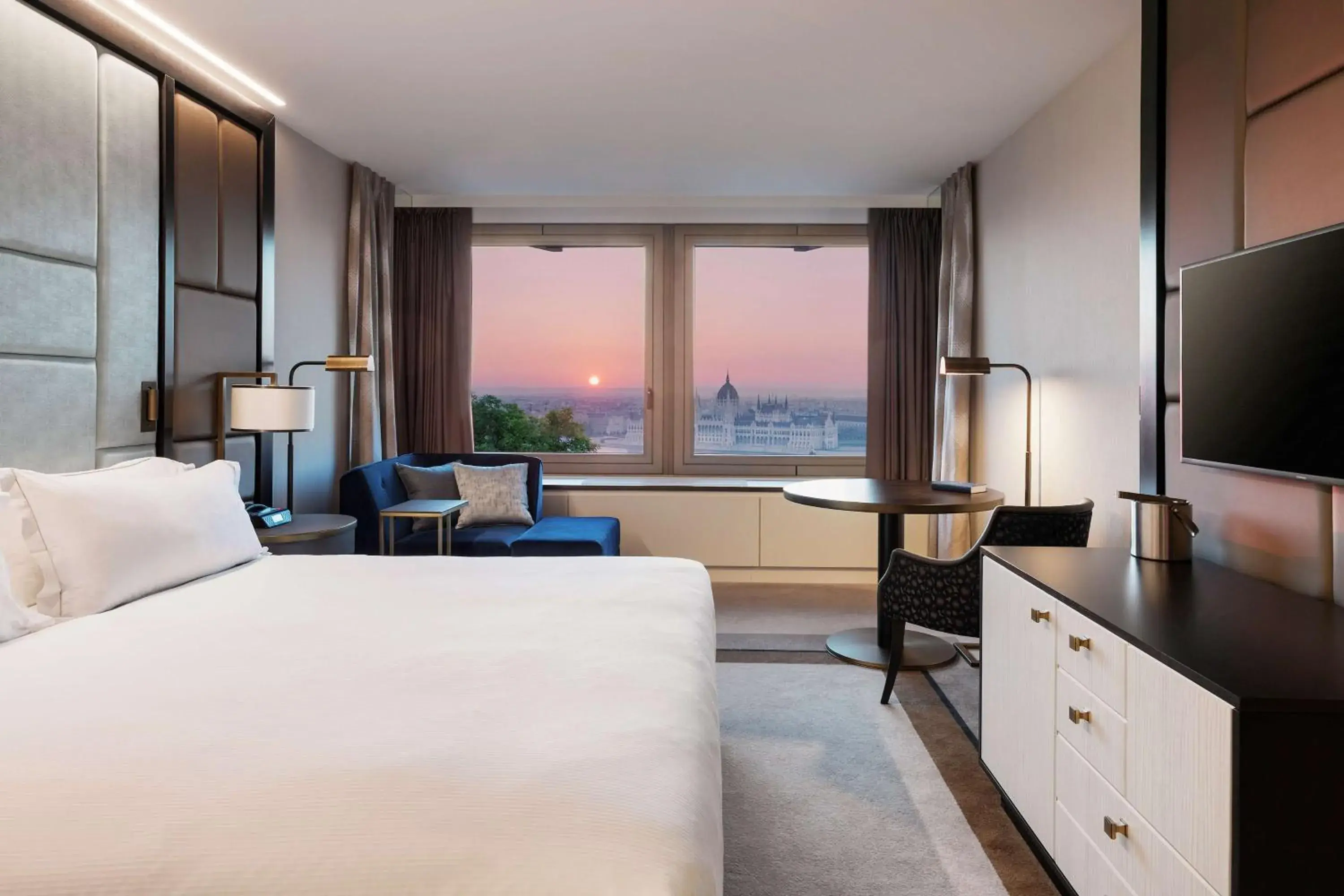 Bedroom, Bed in Hilton Budapest Bedroom, Bed in Hilton Budapest