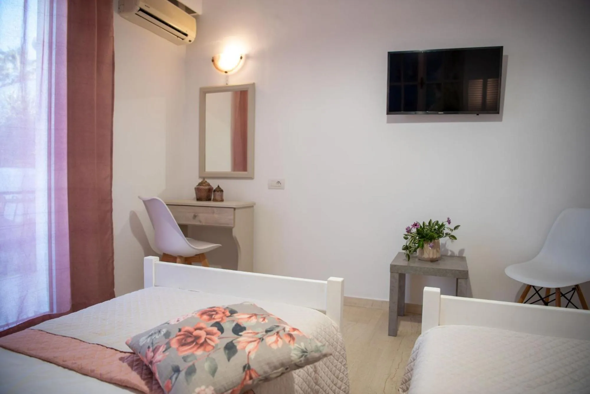 Photo of the whole room in Kolevri Studios - 650m from Laganas Center, by ZanteWize