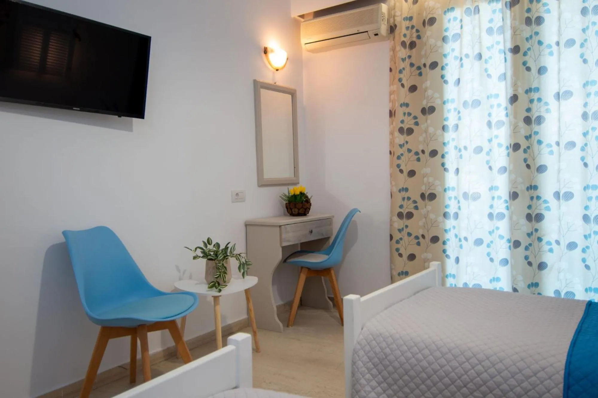 Photo of the whole room in Kolevri Studios - 650m from Laganas Center, by ZanteWize