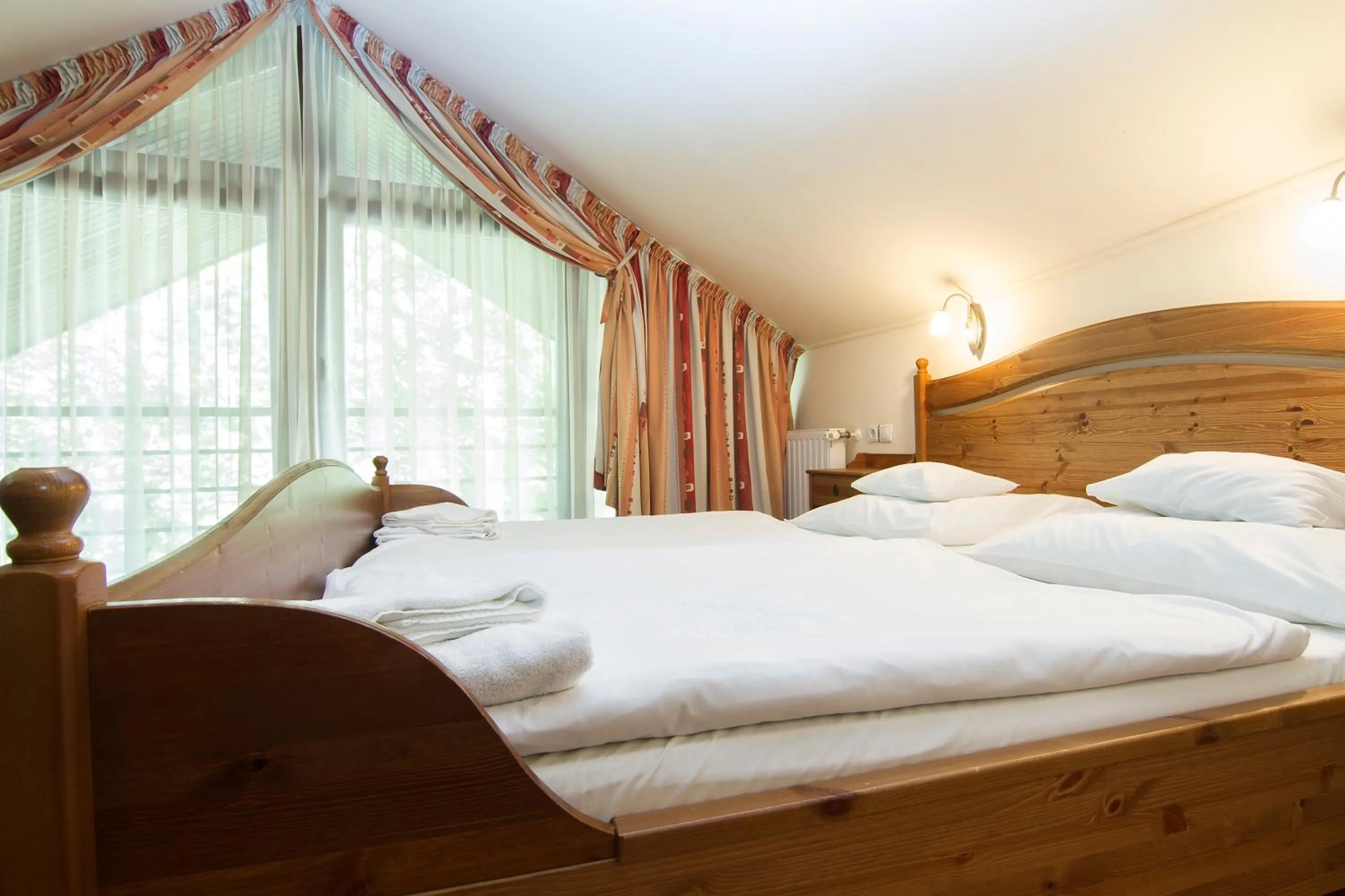 Bed in Arany Szarvas Fogadó és Captain Drakes Pub