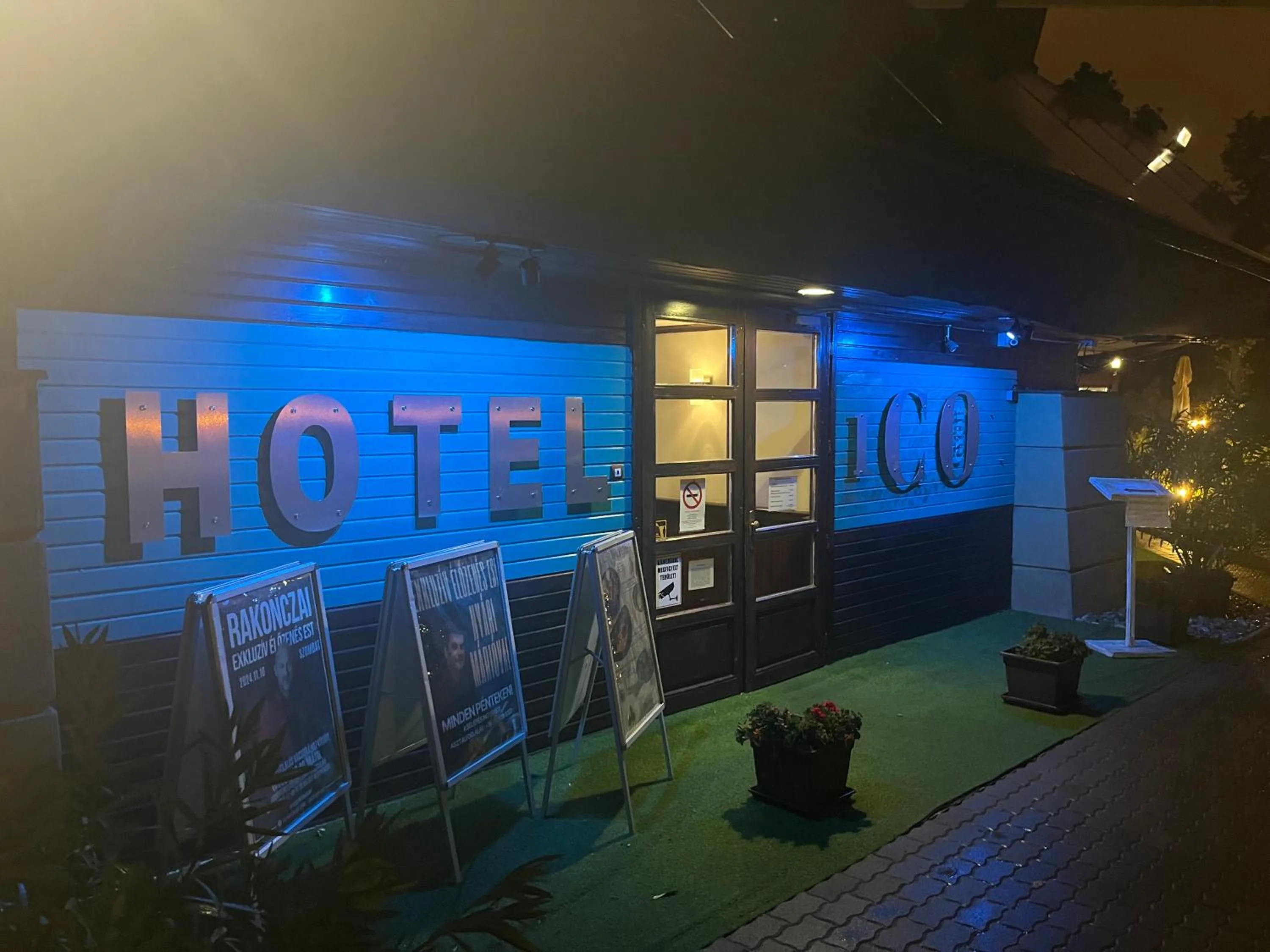 Arany Szarvas Fogadó és Captain Drakes Pub