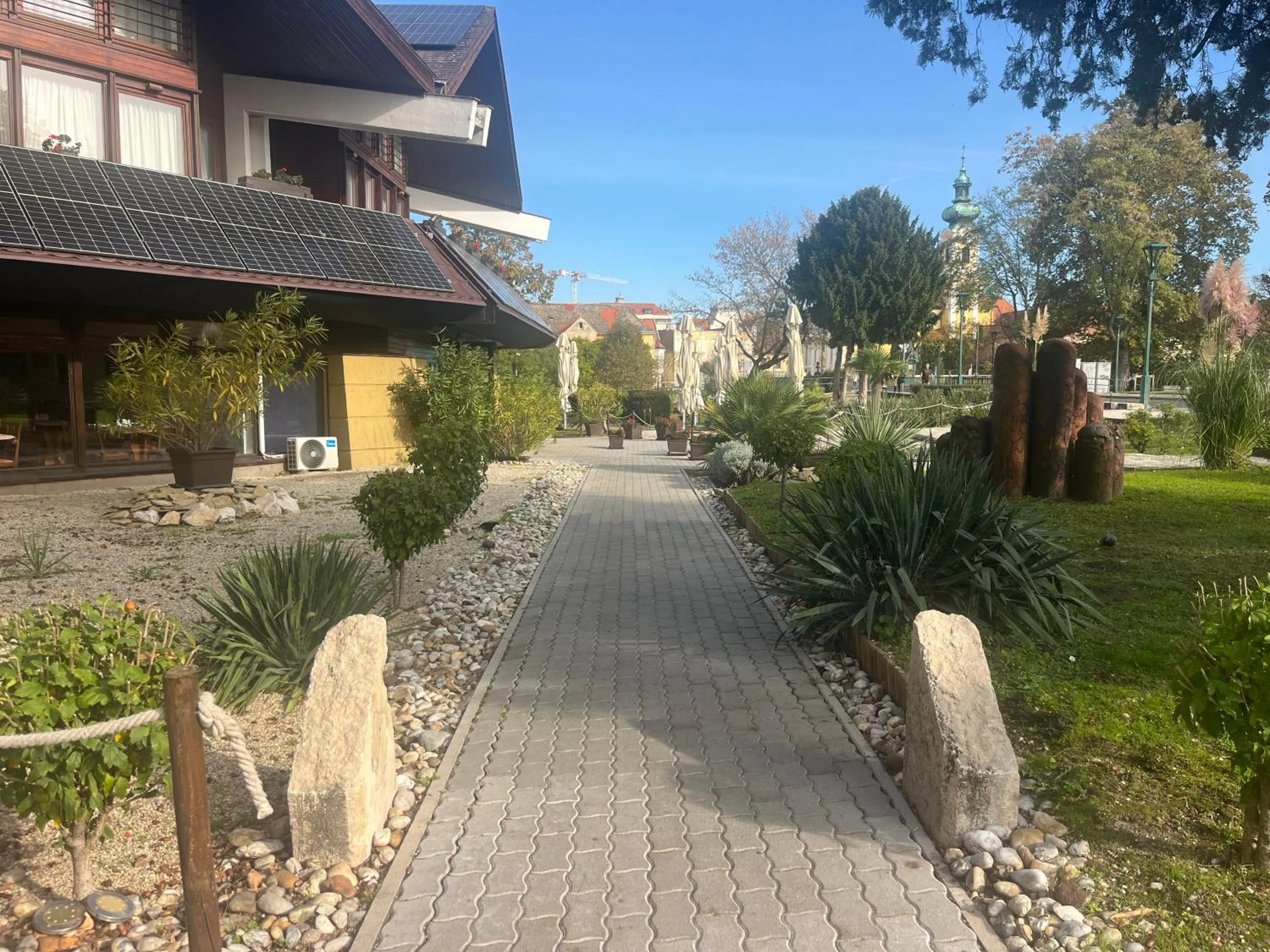 Arany Szarvas Fogadó és Captain Drakes Pub