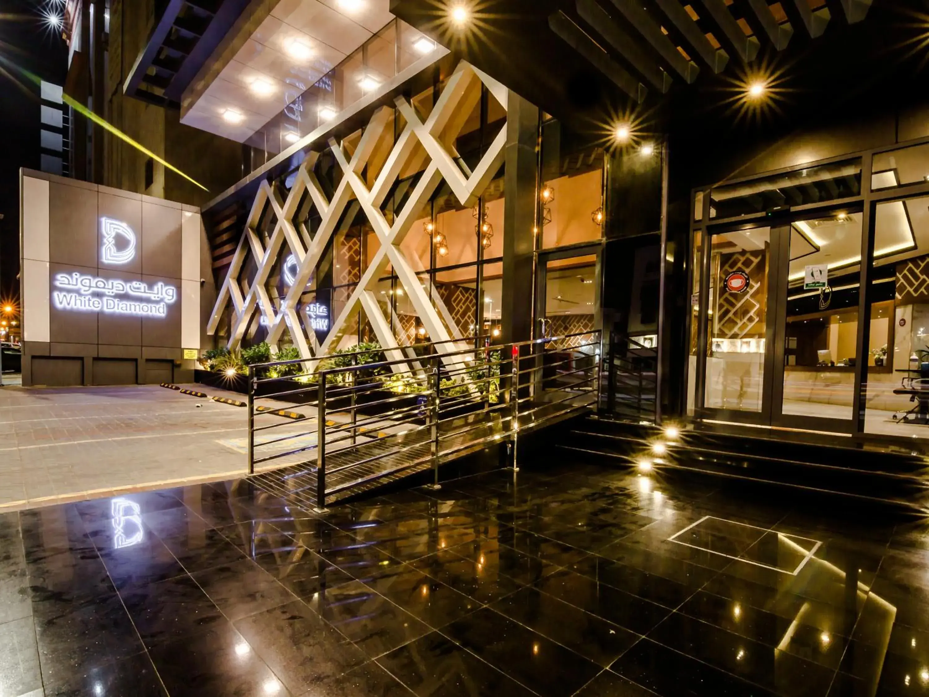 Facade/entrance in White Diamond Hotel Sari Facade/entrance in White Diamond Hotel Sari