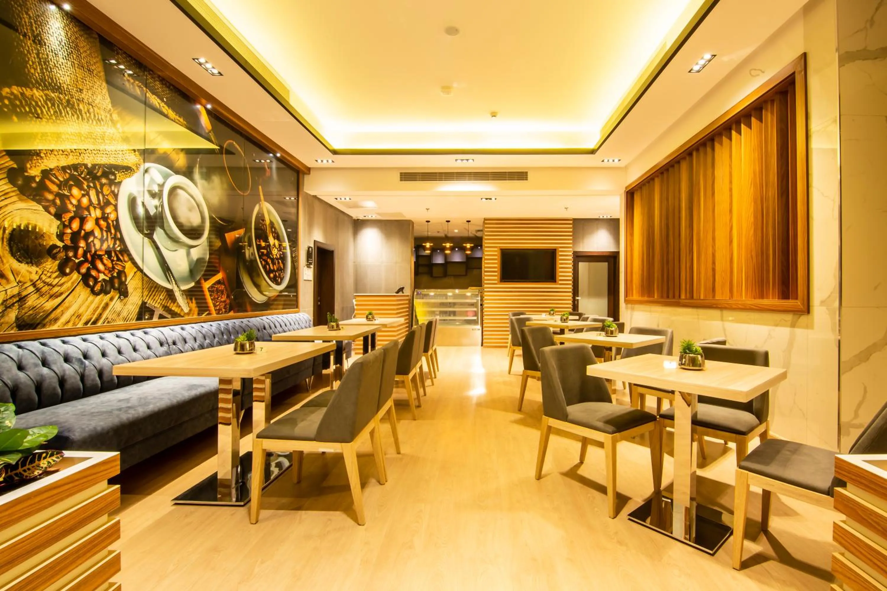 Restaurant/places to eat in Wow Diamond Hotel