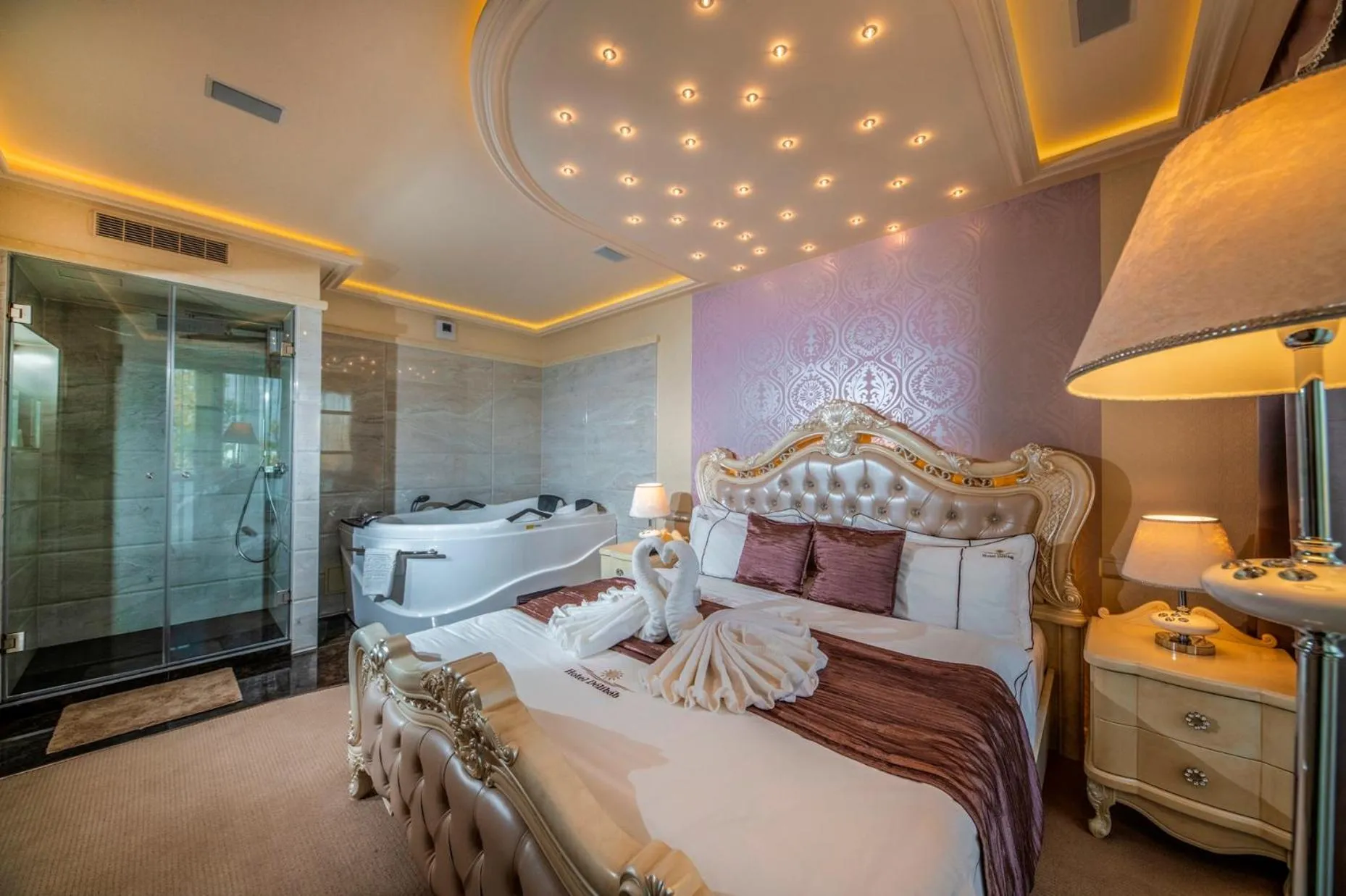 Bathroom, Bed in Hotel Délibáb