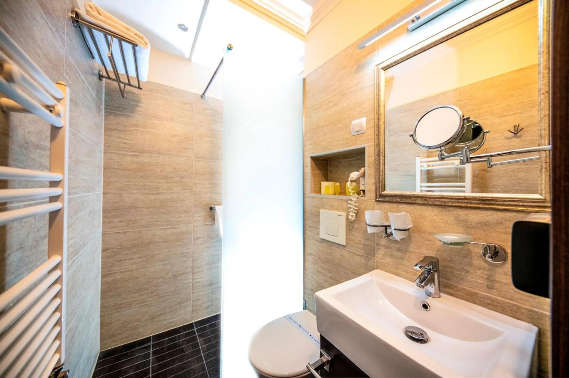 Shower in Hotel Délibáb