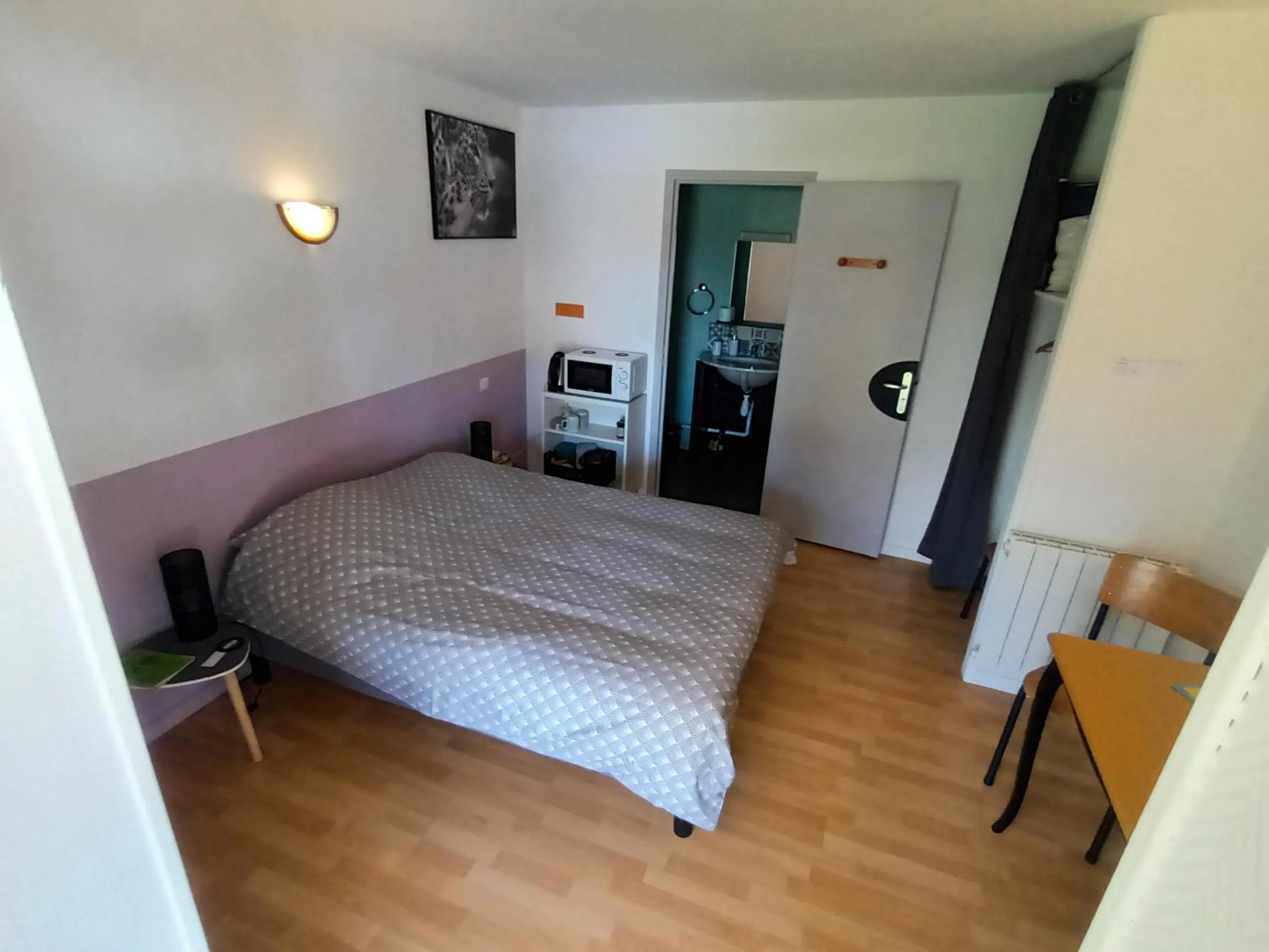 Bed in Le Miraillet, chambre hôte