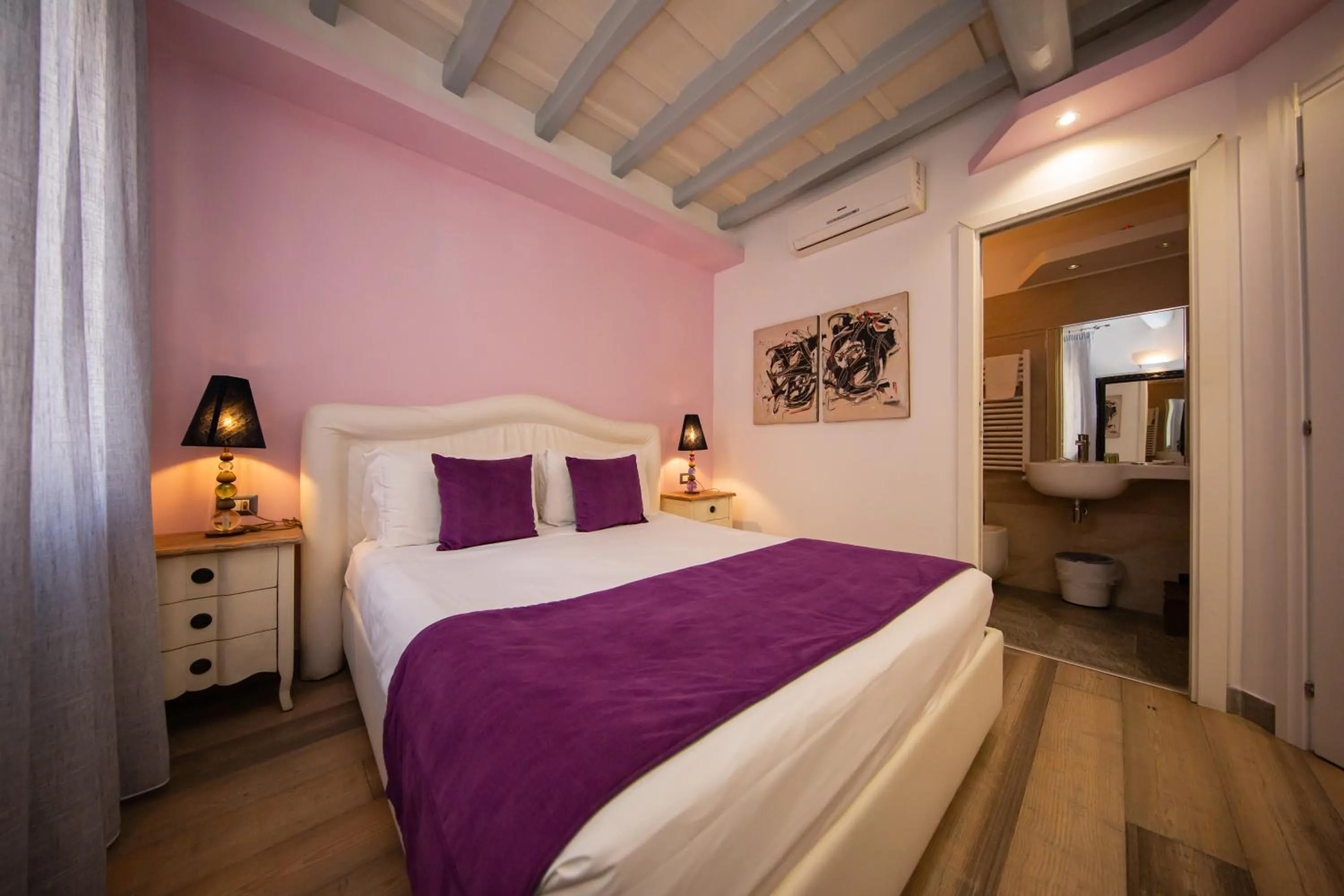 Bed in Corso Suite 107 Rooms Wellness & Spa