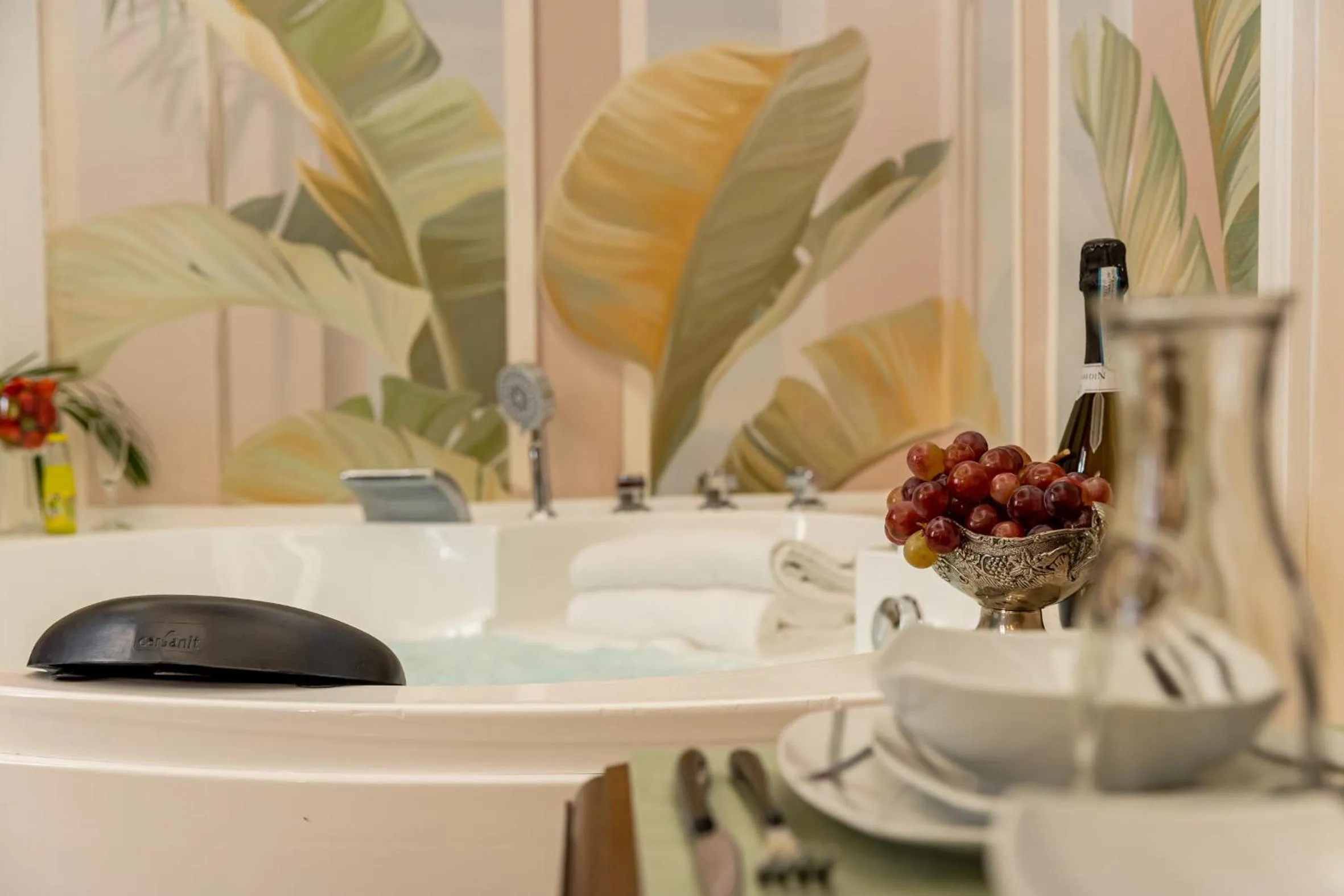 Hot Tub in Corso Suite 107 Rooms Wellness & Spa