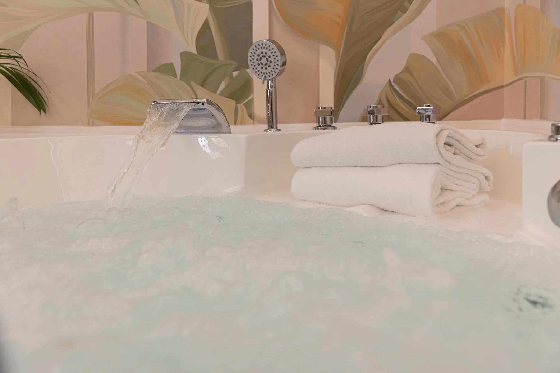 Hot Tub in Corso Suite 107 Rooms Wellness & Spa