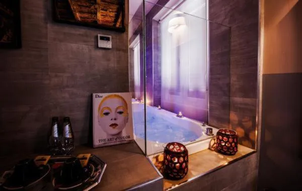 Hot Tub in Corso Suite 107 Rooms Wellness & Spa