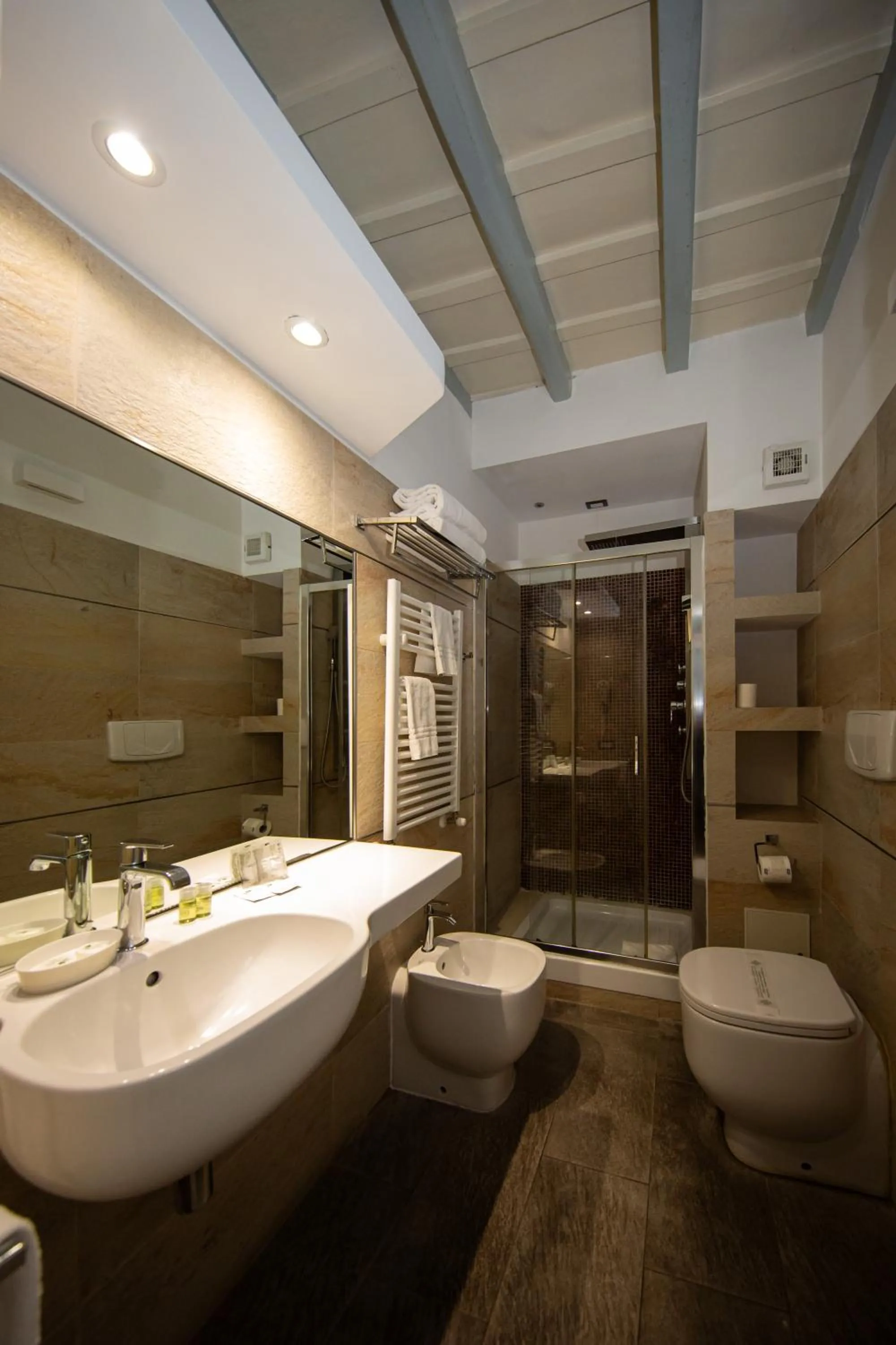 Shower in Corso Suite 107 Rooms Wellness & Spa