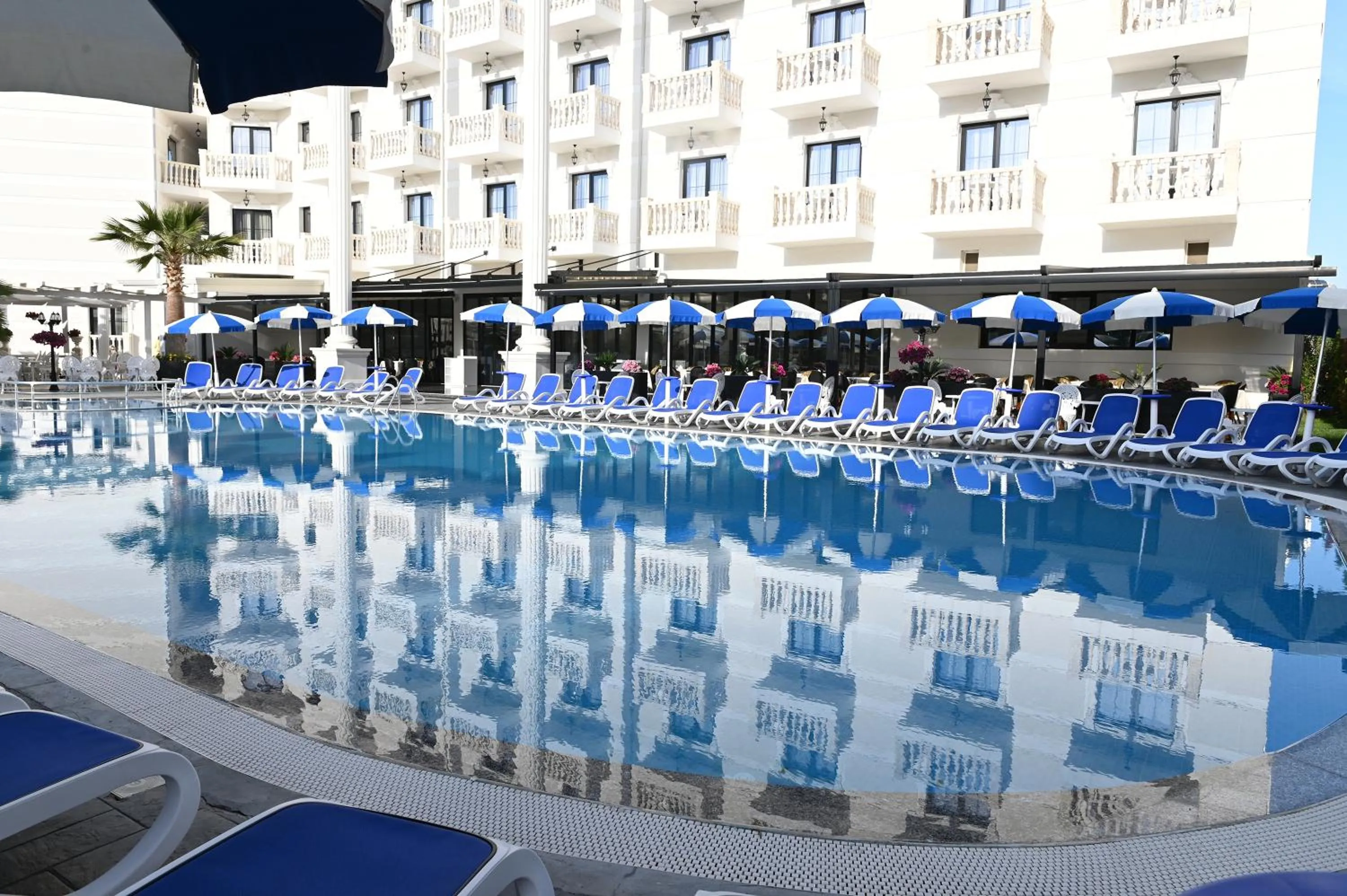 Swimming pool in Hotel Onufri
