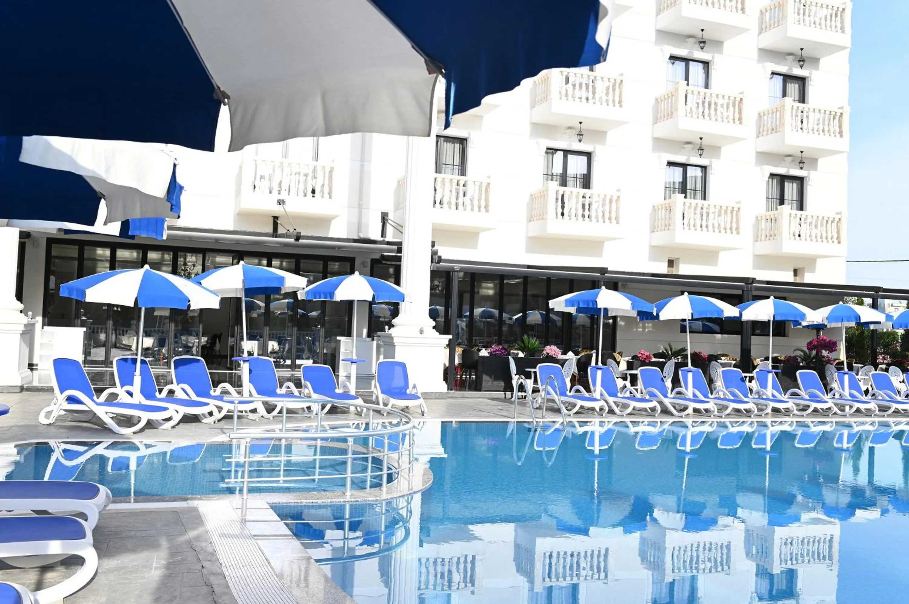 Swimming pool in Hotel Onufri