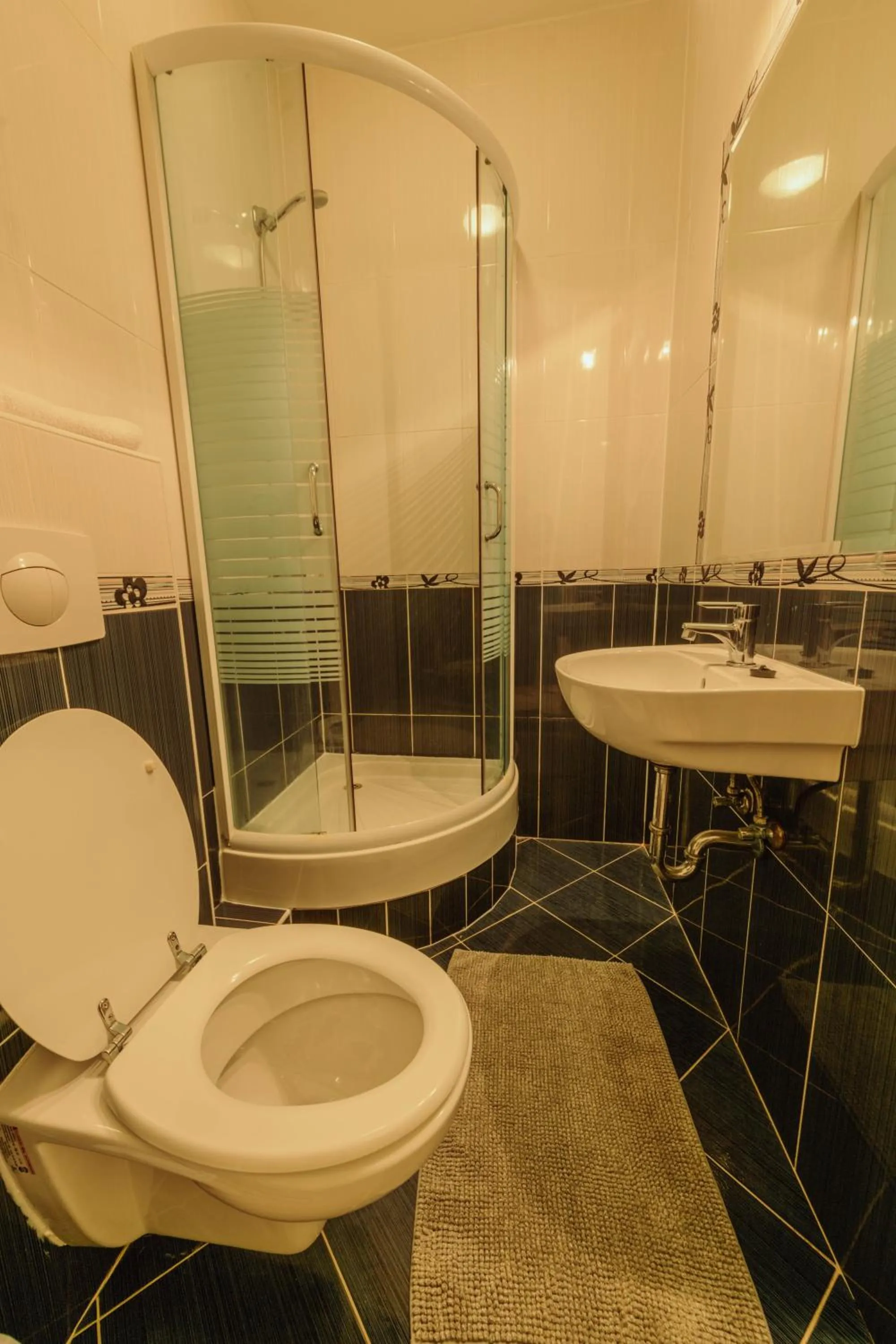 Shower in Pater Apartments and Rooms