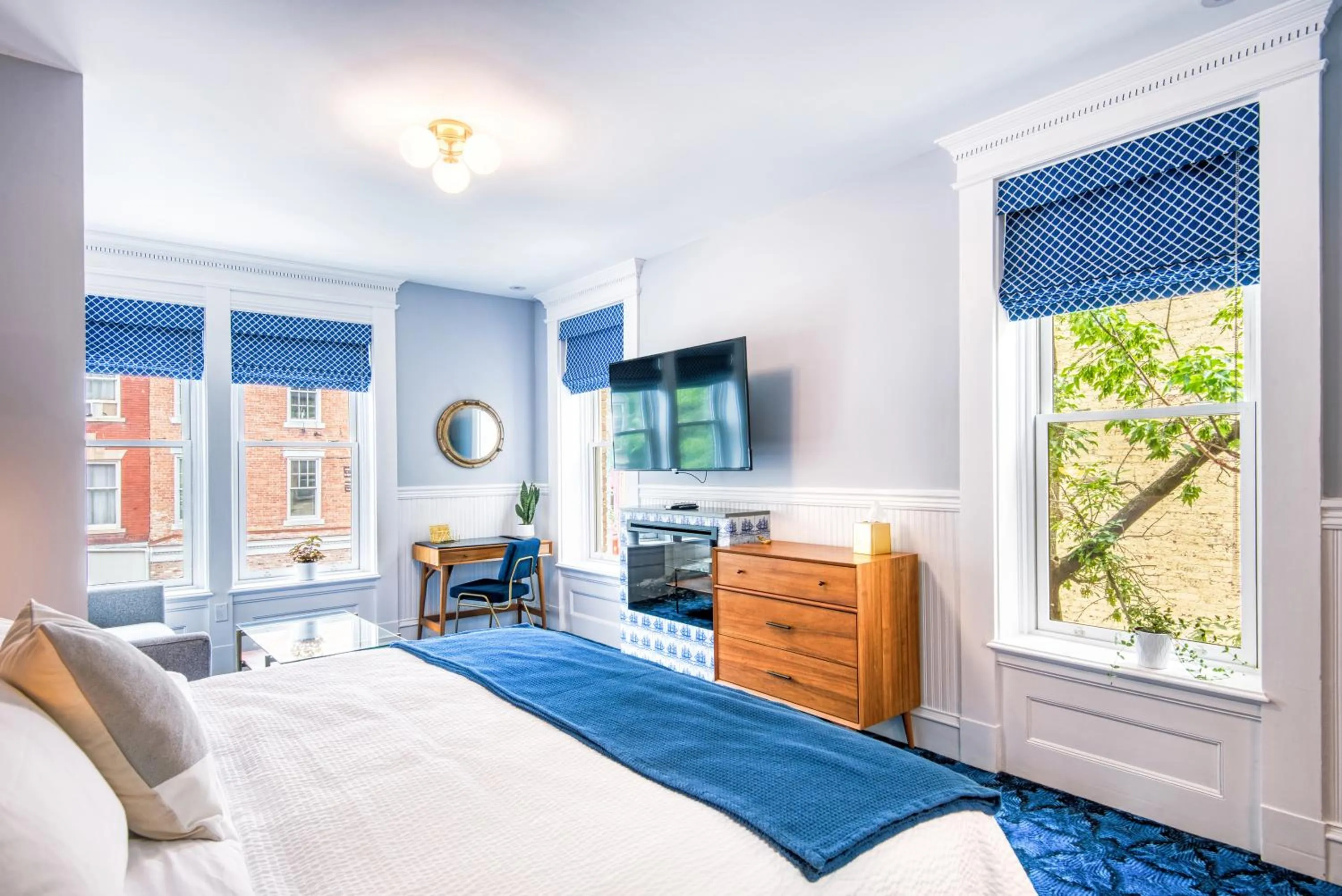 Photo of the whole room, Bed in The Hudson Whaler